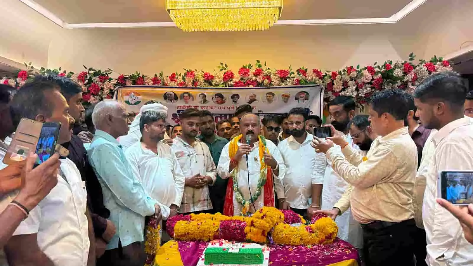 पूर्व विधायक प्रहलाद गुंजल कोटा में अपने जन्मदिन पर समर्थकों को संबोधित कर रहे हैं। पूर्व विधायक प्रहलाद गुंजल कोटा में अपने जन्मदिन पर समर्थकों को संबोधित कर रहे हैं।