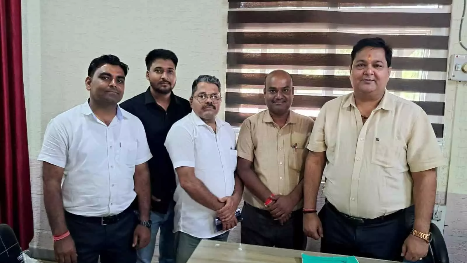 कोटा कोचिंग समिति के सदस्य और अग्निशमन अधिकारी कार्यालय में खड़े होकर चर्चा कर रहे हैं। कोटा कोचिंग समिति के सदस्य और अग्निशमन अधिकारी कार्यालय में खड़े होकर चर्चा कर रहे हैं।