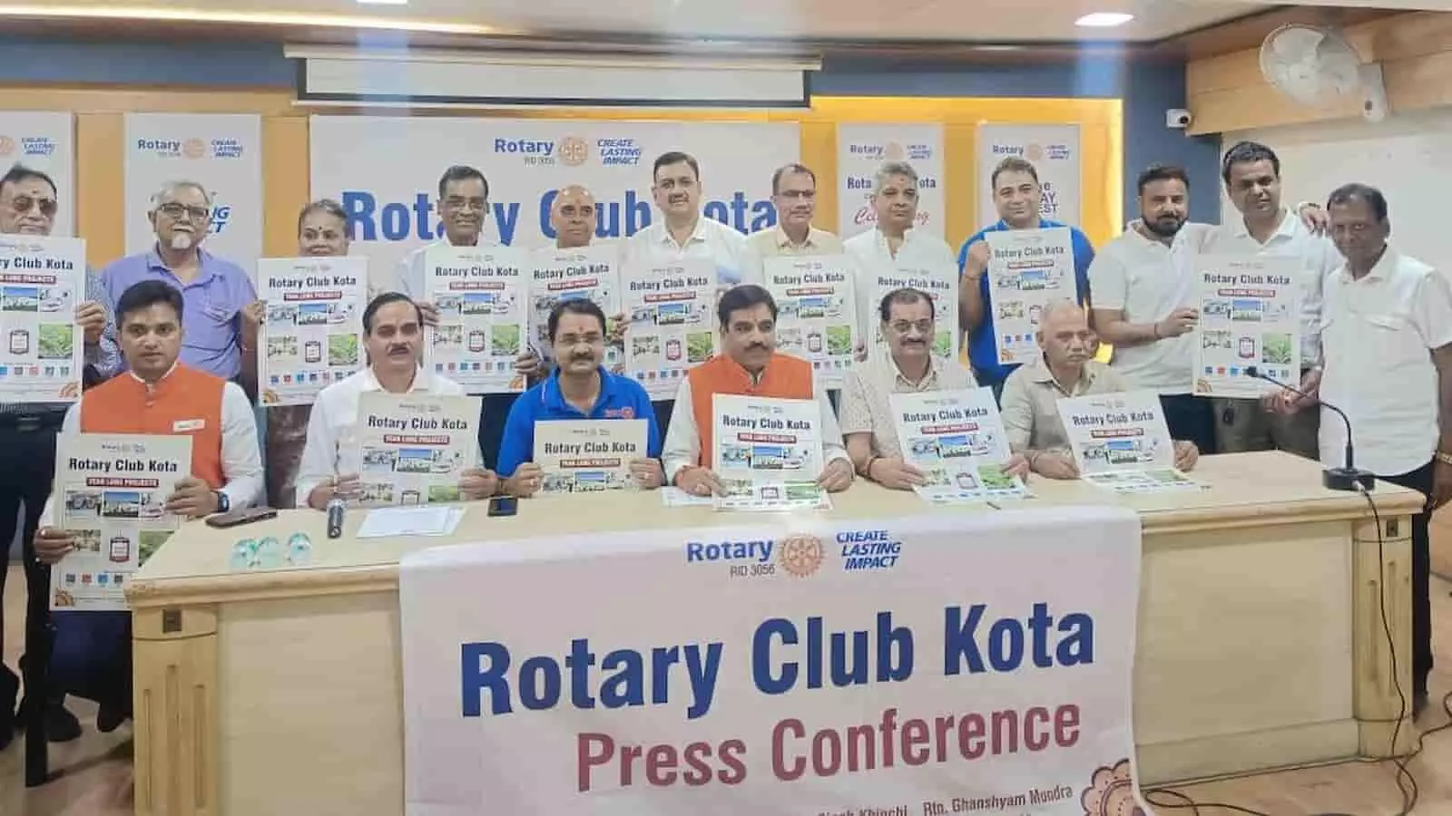 रोटरी क्लब कोटा के सदस्य प्रेस कॉन्फ्रेंस में सेवा योजनाओं के ब्रोशर दिखाते हुए। रोटरी क्लब कोटा के सदस्य प्रेस कॉन्फ्रेंस में सेवा योजनाओं के ब्रोशर दिखाते हुए।