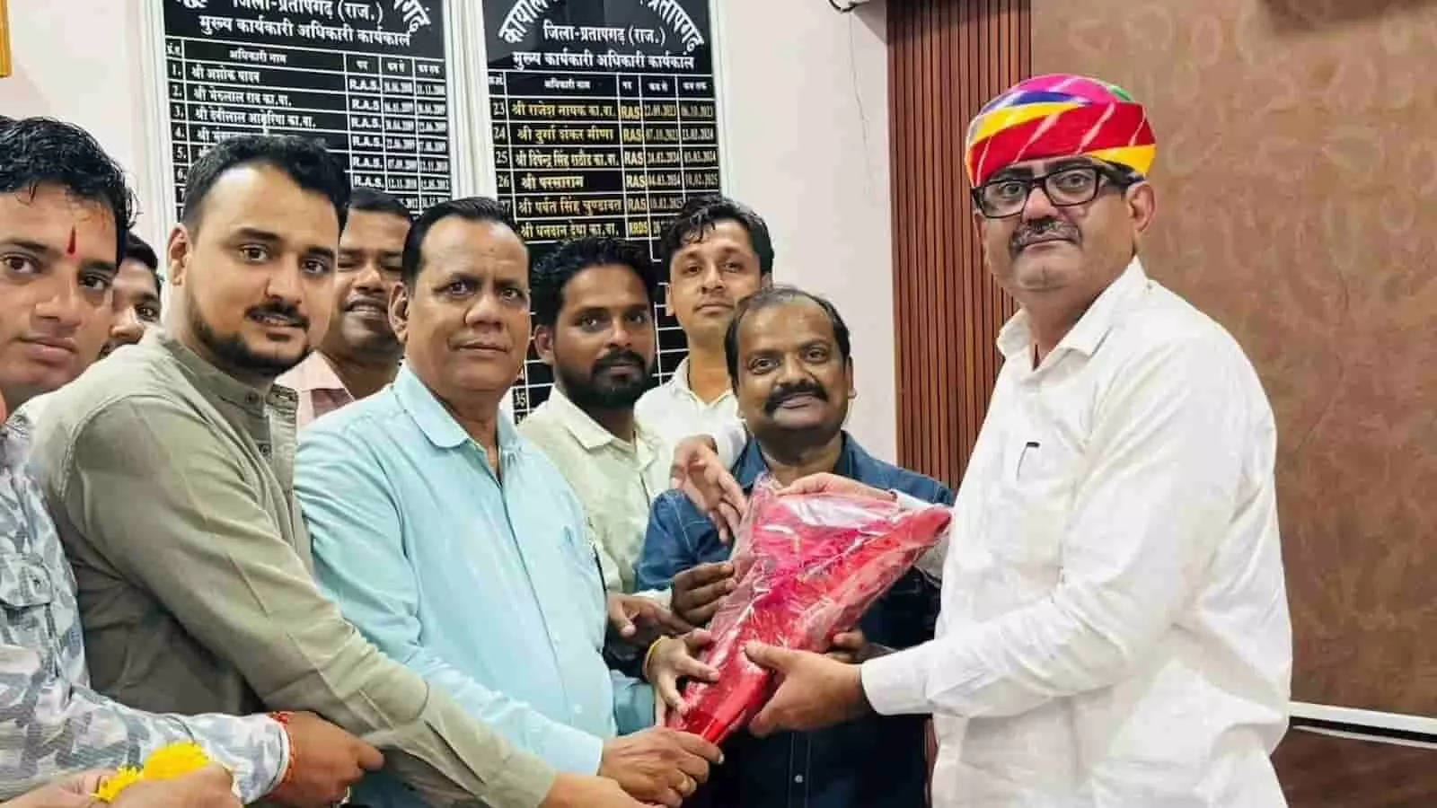 नवनियुक्त सीईओ धनदान देथा को प्रतापगढ़ में पुष्पगुच्छ देकर सम्मानित करते हुए अधिकारी। नवनियुक्त सीईओ धनदान देथा को प्रतापगढ़ में पुष्पगुच्छ देकर सम्मानित करते हुए अधिकारी।