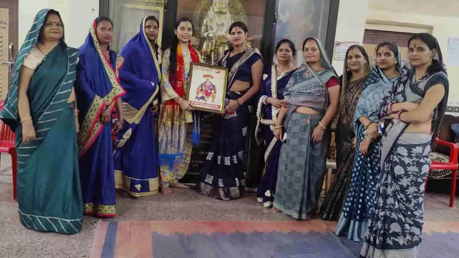 तस्वीर में अग्रवाल समाज महिला समिति की सदस्य एक महिला को सम्मानित करती हुई दिख रही हैं। तस्वीर में अग्रवाल समाज महिला समिति की सदस्य एक महिला को सम्मानित करती हुई दिख रही हैं।