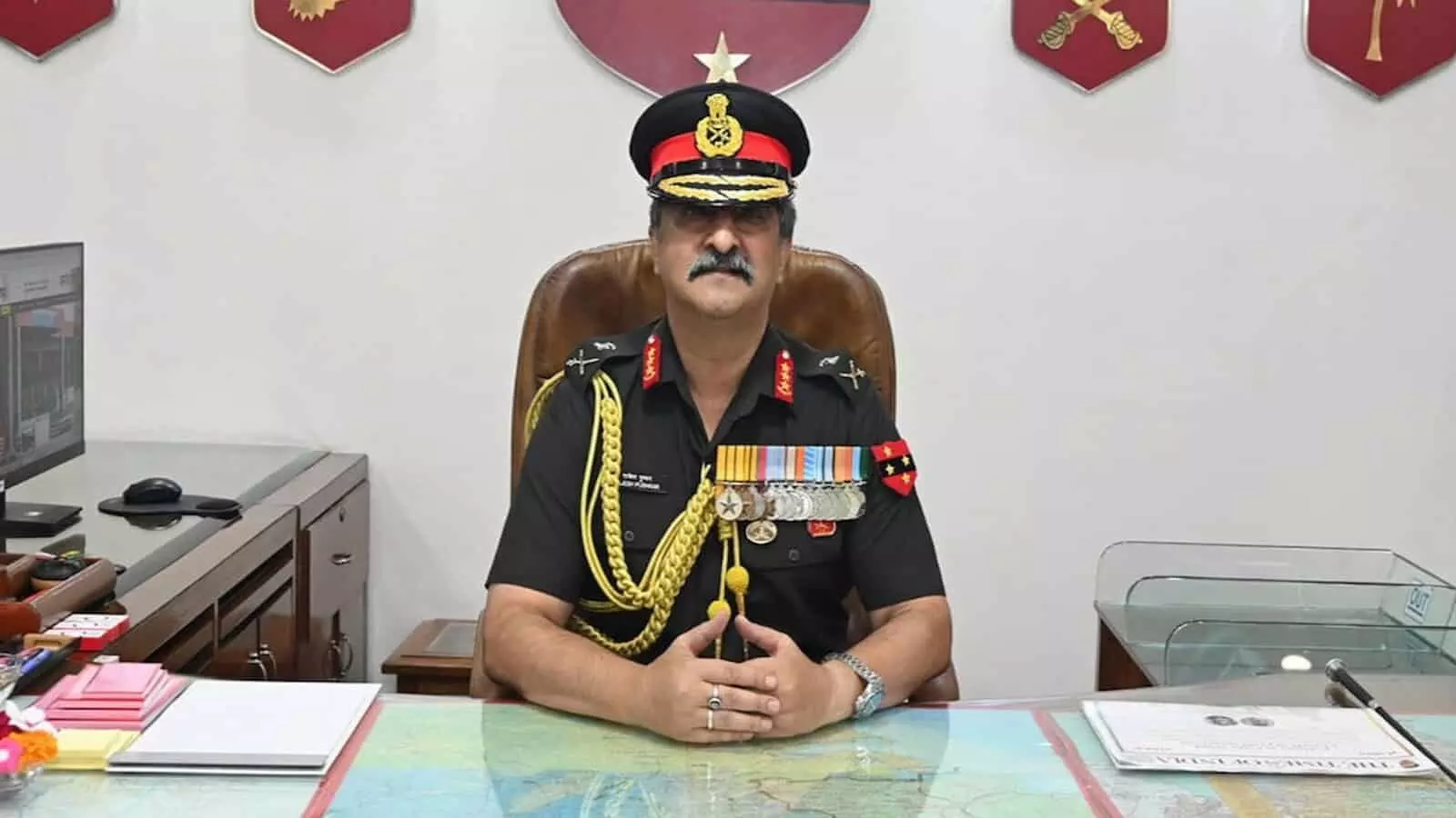 सेना की वर्दी पहने लेफ्टिनेंट जनरल राजेश पुष्कर कार्यालय में कुर्सी पर बैठे हैं। सेना की वर्दी पहने लेफ्टिनेंट जनरल राजेश पुष्कर कार्यालय में कुर्सी पर बैठे हैं।