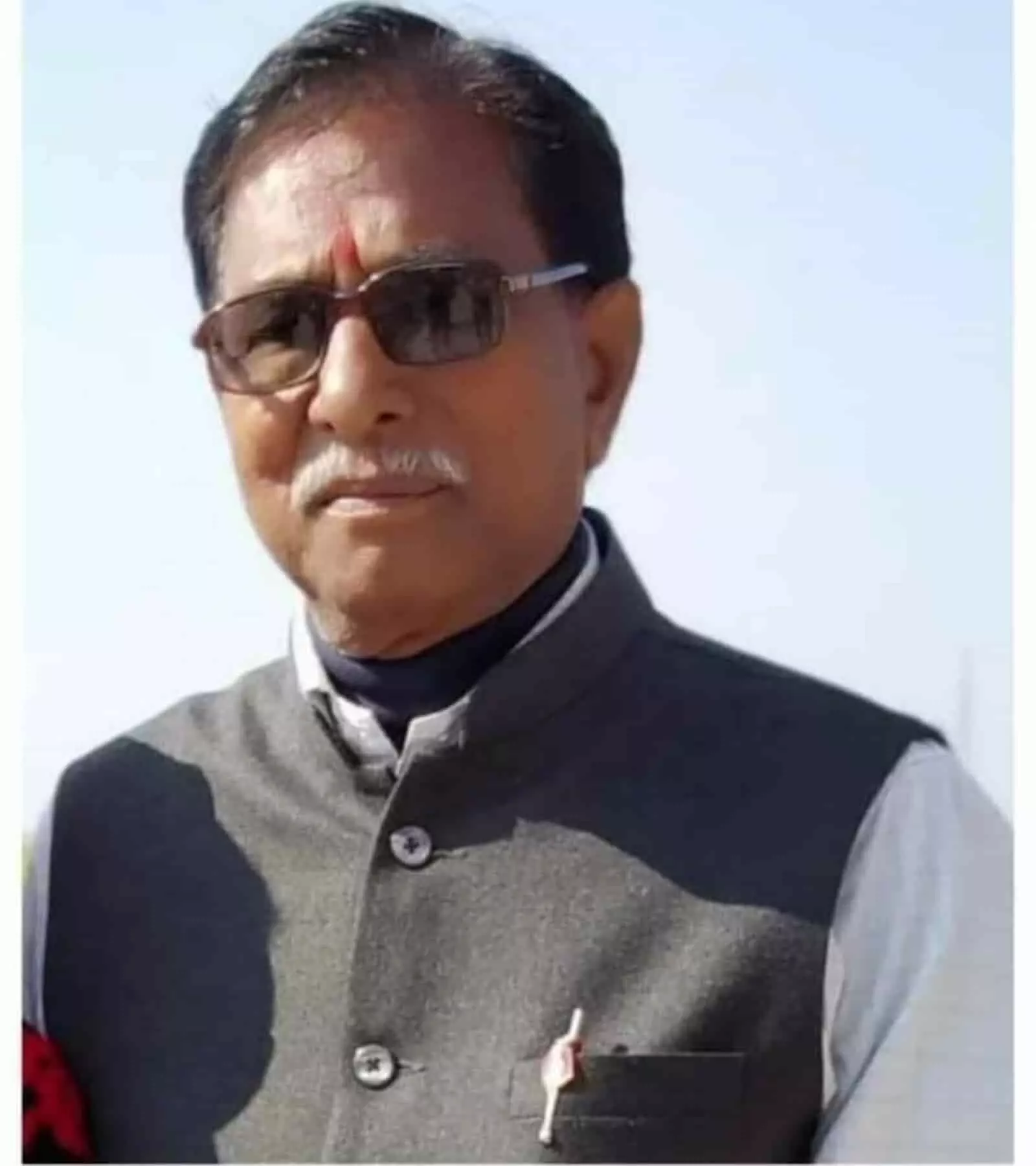 चश्मा और सदरी पहने वरिष्ठ पत्रकार राजेश शर्मा की तस्वीर सवाई माधोपुर आईएफडब्ल्यूजे जिलाध्यक्ष नियुक्ति के संदर्भ में। चश्मा और सदरी पहने वरिष्ठ पत्रकार राजेश शर्मा की तस्वीर सवाई माधोपुर आईएफडब्ल्यूजे जिलाध्यक्ष नियुक्ति के संदर्भ में।
