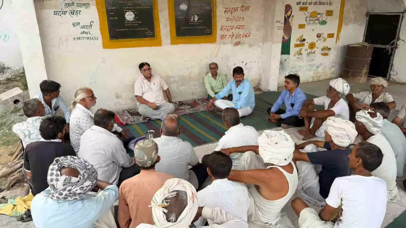 पदमाखेडा चौरा पर ग्रामीणों के साथ बैठक करते पूर्व विधायक रणधीरसिंह भीण्डर। पदमाखेडा चौरा पर ग्रामीणों के साथ बैठक करते पूर्व विधायक रणधीरसिंह भीण्डर।