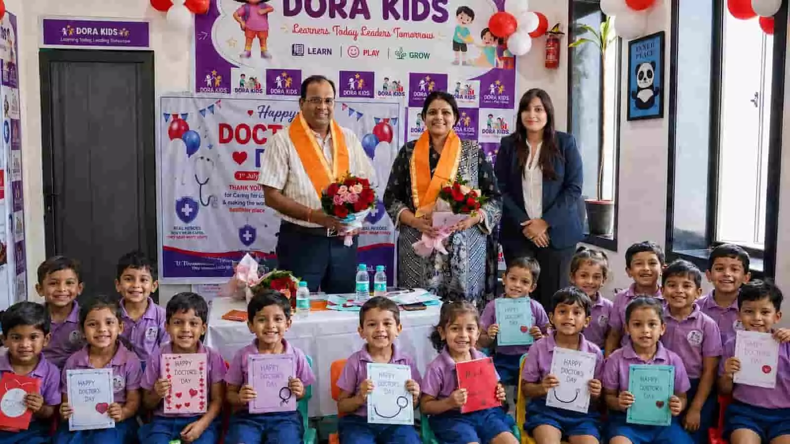 तस्वीर में राजसमन्द के डोरा किड्स स्कूल में डॉक्टर्स डे कार्यक्रम के दौरान अतिथियों के साथ बच्चे दिख रहे हैं।