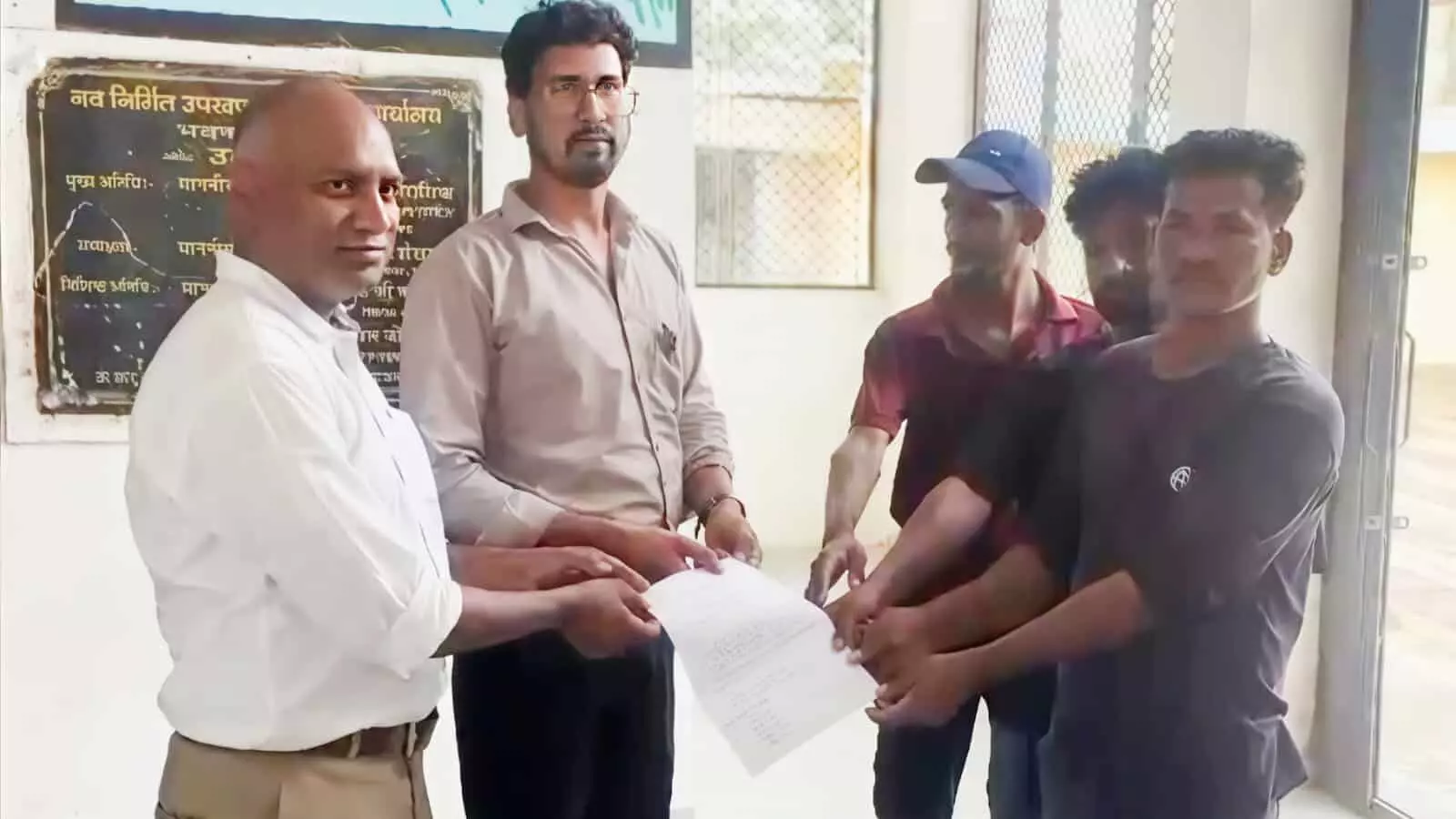 तस्वीर में आमेट उपखंड कार्यालय के भीतर कर्मचारी अधिकारी को ज्ञापन सौंप रहे हैं।