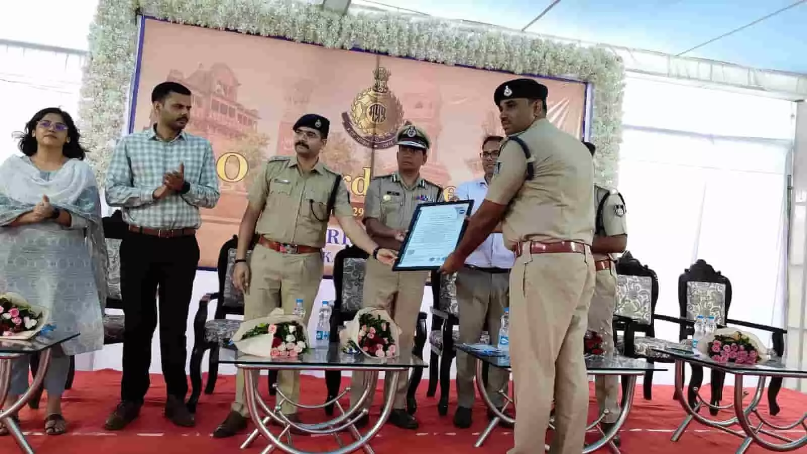 तस्वीर में पुलिस अधिकारी मंच पर रीठी थाना प्रभारी को आईएसओ सर्टिफिकेट सौंपते हुए दिख रहे हैं।