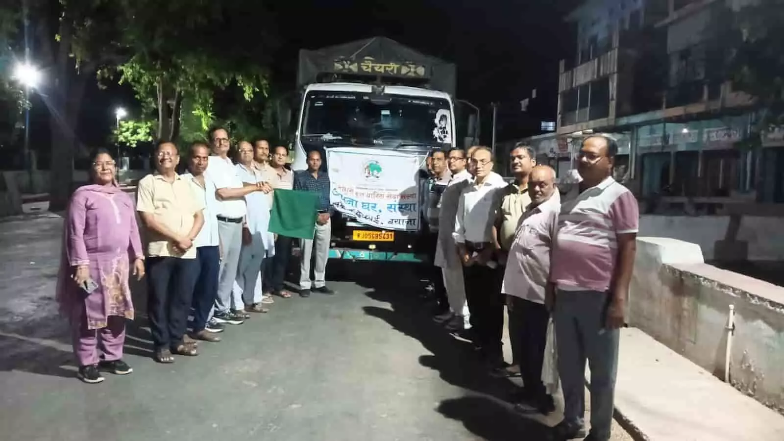तस्वीर में बयाना में समाजसेवियों और समिति सदस्यों द्वारा अनाज से भरे ट्रक को हरी झंडी दिखाई जा रही है। तस्वीर में बयाना में समाजसेवियों और समिति सदस्यों द्वारा अनाज से भरे ट्रक को हरी झंडी दिखाई जा रही है।