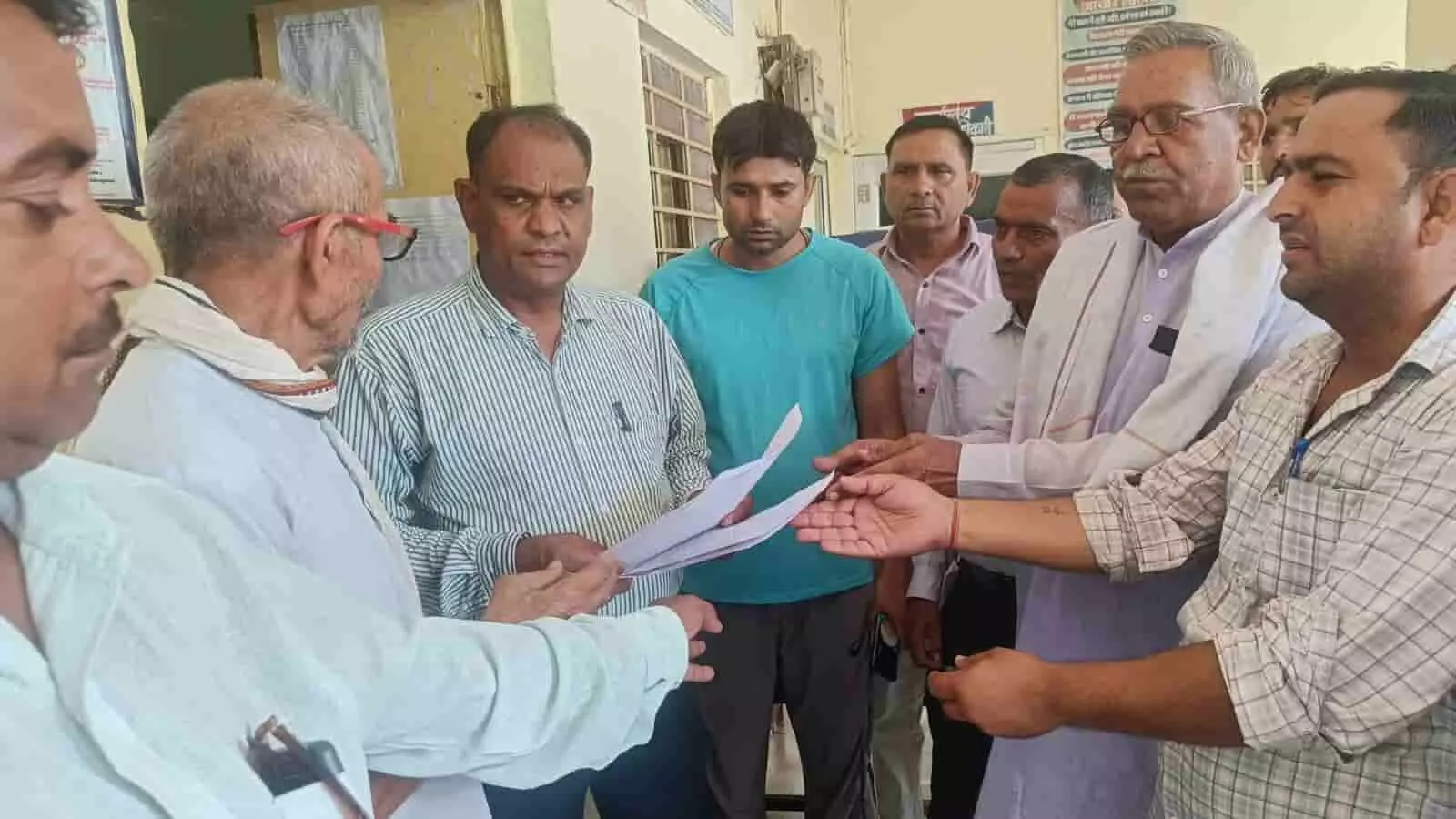 भुसावर थाने में शिकायत पत्र सौंपते हुए ग्रामीण और पीड़ित पक्ष के लोग। भुसावर थाने में शिकायत पत्र सौंपते हुए ग्रामीण और पीड़ित पक्ष के लोग।