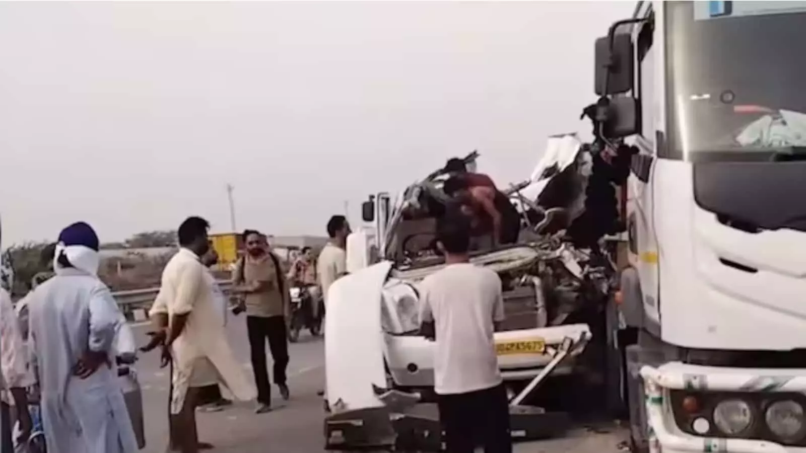 बठिंडा हाईवे पर दुर्घटनाग्रस्त वैन और घटनास्थल पर मौजूद स्थानीय लोग