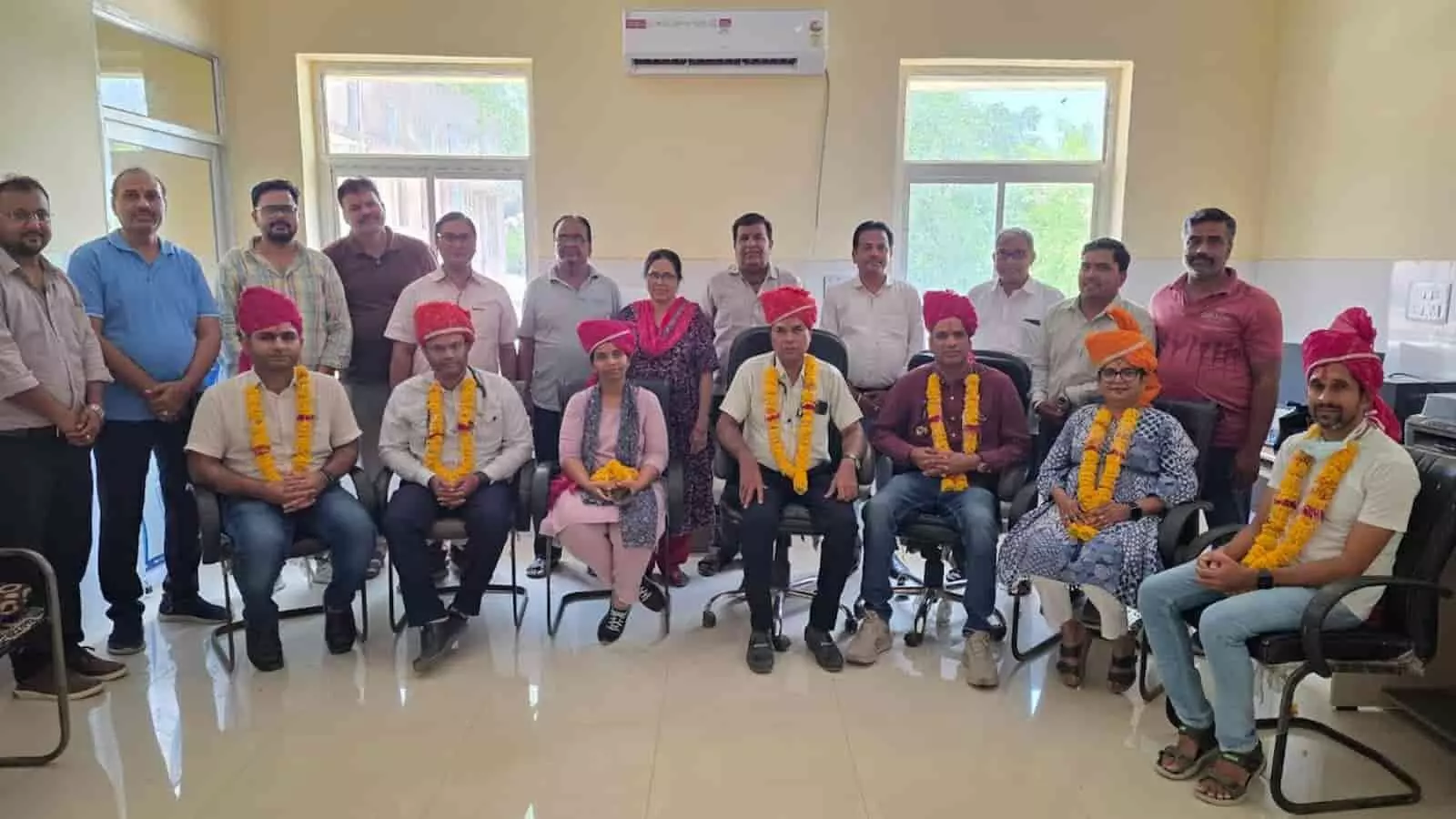 उप जिला चिकित्सालय रायपुर में राष्ट्रीय चिकित्सक दिवस समारोह के दौरान साफा पहने बैठे डॉक्टर और खड़े अतिथि उप जिला चिकित्सालय रायपुर में राष्ट्रीय चिकित्सक दिवस समारोह के दौरान साफा पहने बैठे डॉक्टर और खड़े अतिथि