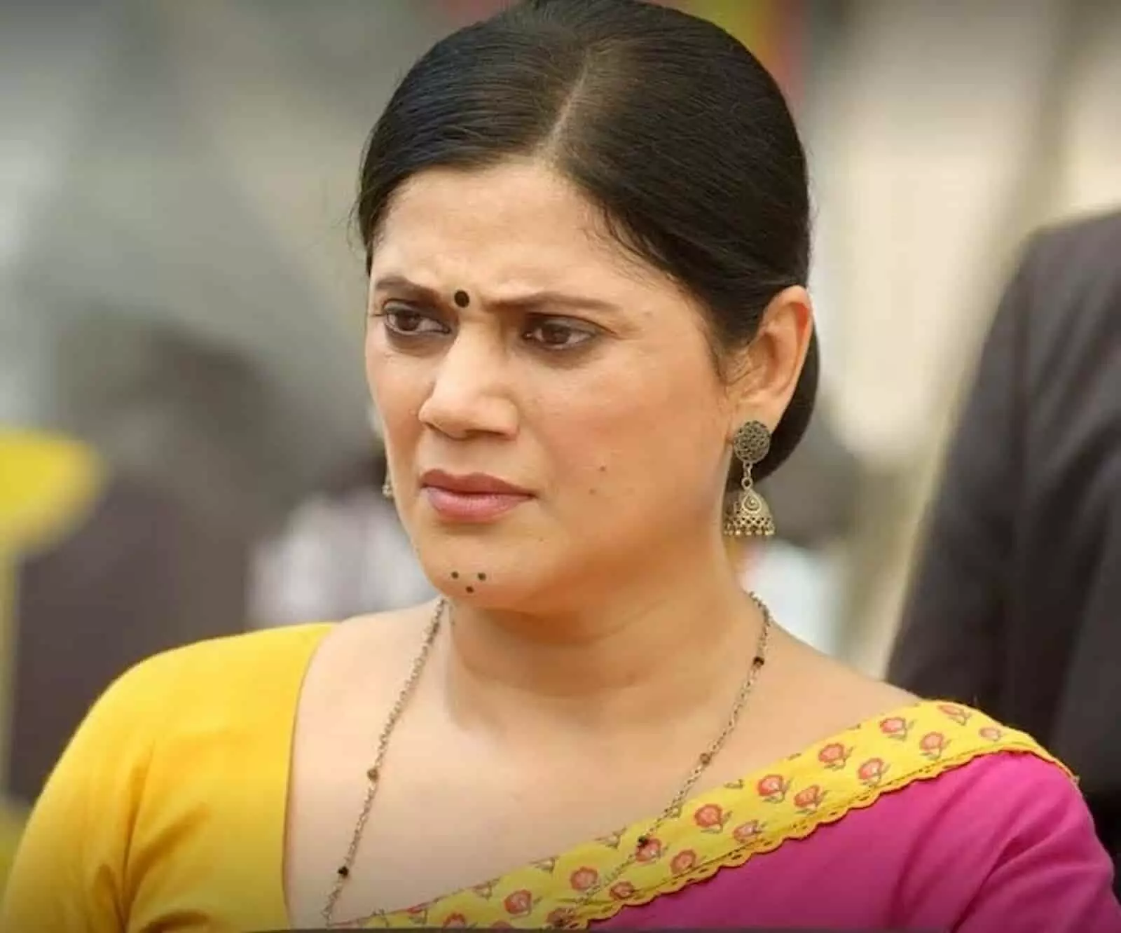 टीवी सीरियल के सेट पर गंभीर मुद्रा में खड़ी अभिनेत्री करुणा पांडे की तस्वीर।