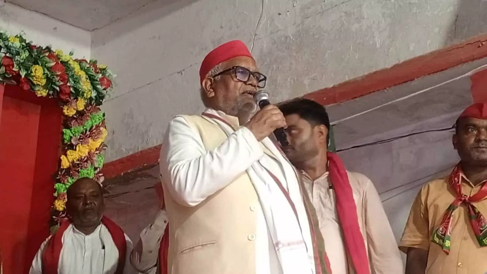 हंडिया में कार्यक्रम के दौरान पूर्व जिलाध्यक्ष पंधारी यादव माइक पर बोल रहे हैं।