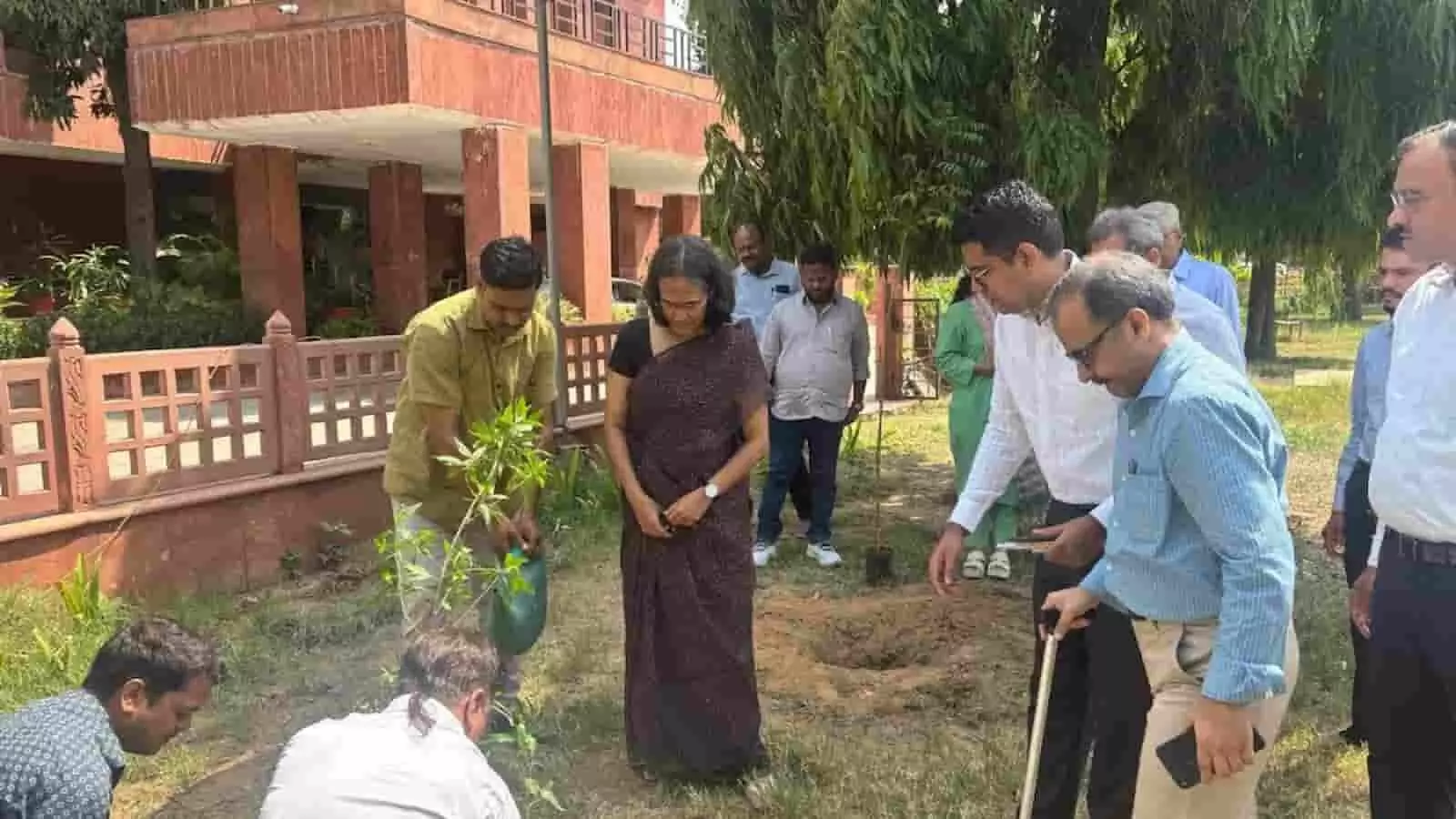तस्वीर में वाणिज्यिक कर विभाग के अधिकारी कर भवन परिसर में जीएसटी दिवस पर वृक्षारोपण करते हुए दिख रहे हैं। तस्वीर में वाणिज्यिक कर विभाग के अधिकारी कर भवन परिसर में जीएसटी दिवस पर वृक्षारोपण करते हुए दिख रहे हैं।