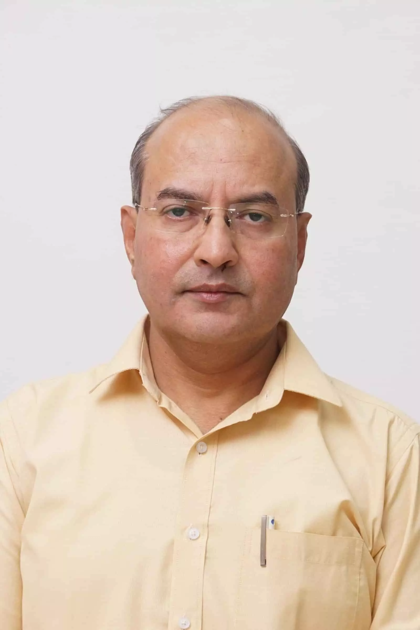 तस्वीर में उत्तर पश्चिम रेलवे के महाप्रबंधक पंकज शर्मा सफेद बैकग्राउंड के सामने सीधे देखते हुए दिख रहे हैं। तस्वीर में उत्तर पश्चिम रेलवे के महाप्रबंधक पंकज शर्मा सफेद बैकग्राउंड के सामने सीधे देखते हुए दिख रहे हैं।