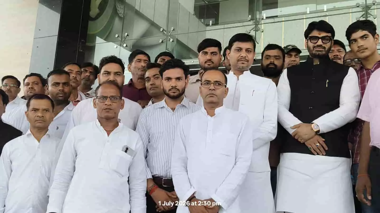 तस्वीर में एटा में श्रीकांत त्यागी अपने समर्थकों के साथ खड़े हुए दिख रहे हैं। तस्वीर में एटा में श्रीकांत त्यागी अपने समर्थकों के साथ खड़े हुए दिख रहे हैं।
