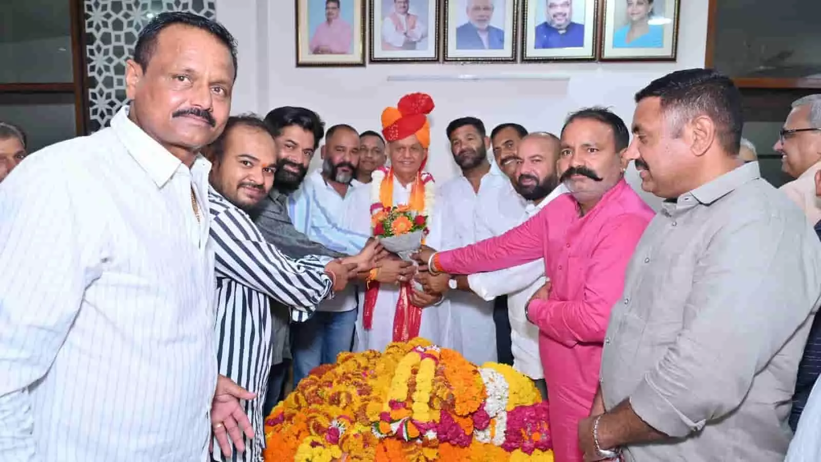 तस्वीर में समर्थकों से घिरे पूर्व सांसद रामचरण बोहरा पुष्पगुच्छ स्वीकार करते हुए दिख रहे हैं।