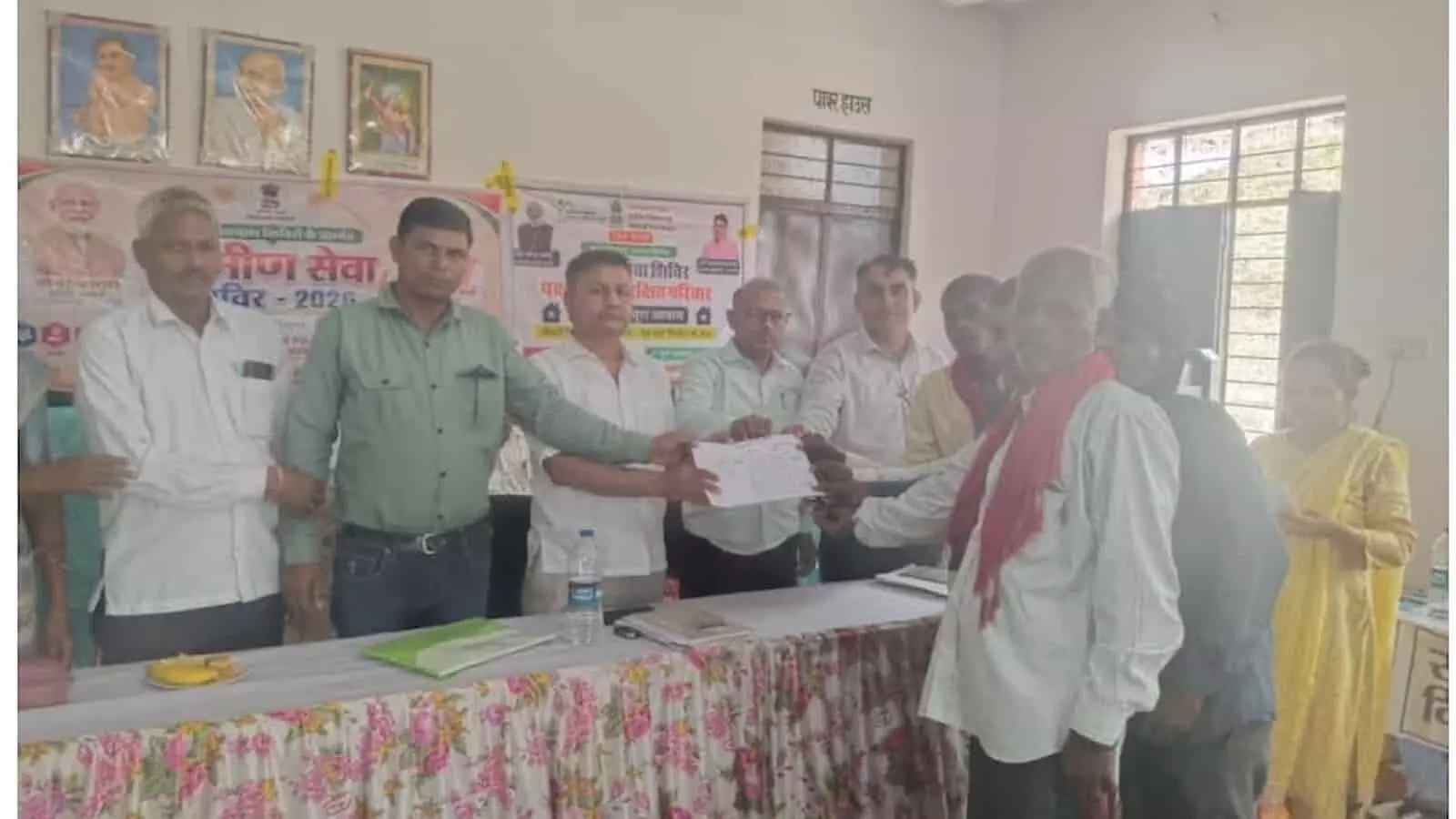 ग्रामीण सेवा शिविर में अधिकारी एक ग्रामीण को राजस्व दस्तावेज सौंपते हुए। ग्रामीण सेवा शिविर में अधिकारी एक ग्रामीण को राजस्व दस्तावेज सौंपते हुए।