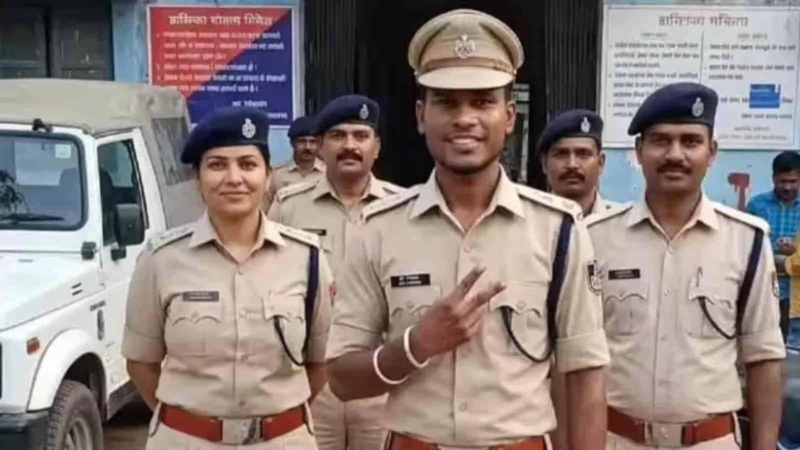 पुलिस थाने के परिसर में वर्दी पहने खड़े पुलिसकर्मियों का समूह।