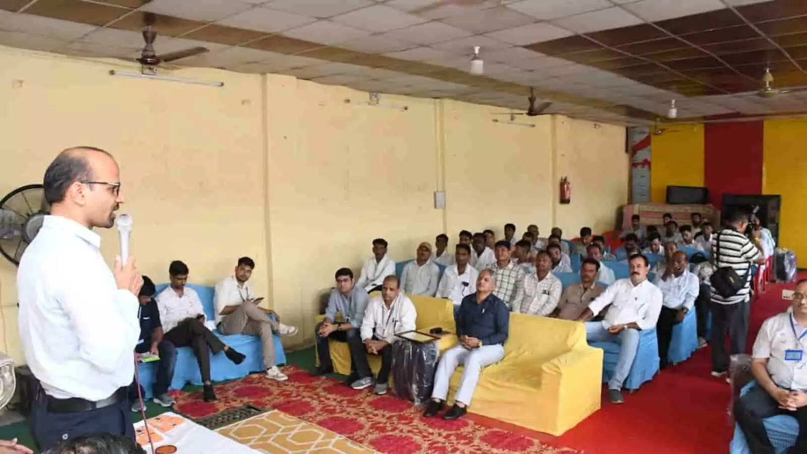 सवाई माधोपुर में एक कार्यक्रम के दौरान जिला कलक्टर किसानों को संबोधित कर रहे हैं। सवाई माधोपुर में एक कार्यक्रम के दौरान जिला कलक्टर किसानों को संबोधित कर रहे हैं।