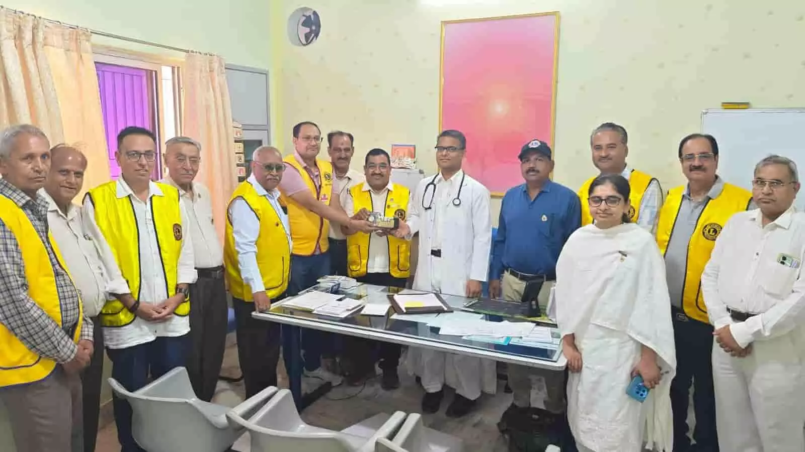 कार्यालय के भीतर लायंस क्लब के सदस्य एक डॉक्टर को स्मृति चिह्न देते हुए। कार्यालय के भीतर लायंस क्लब के सदस्य एक डॉक्टर को स्मृति चिह्न देते हुए।