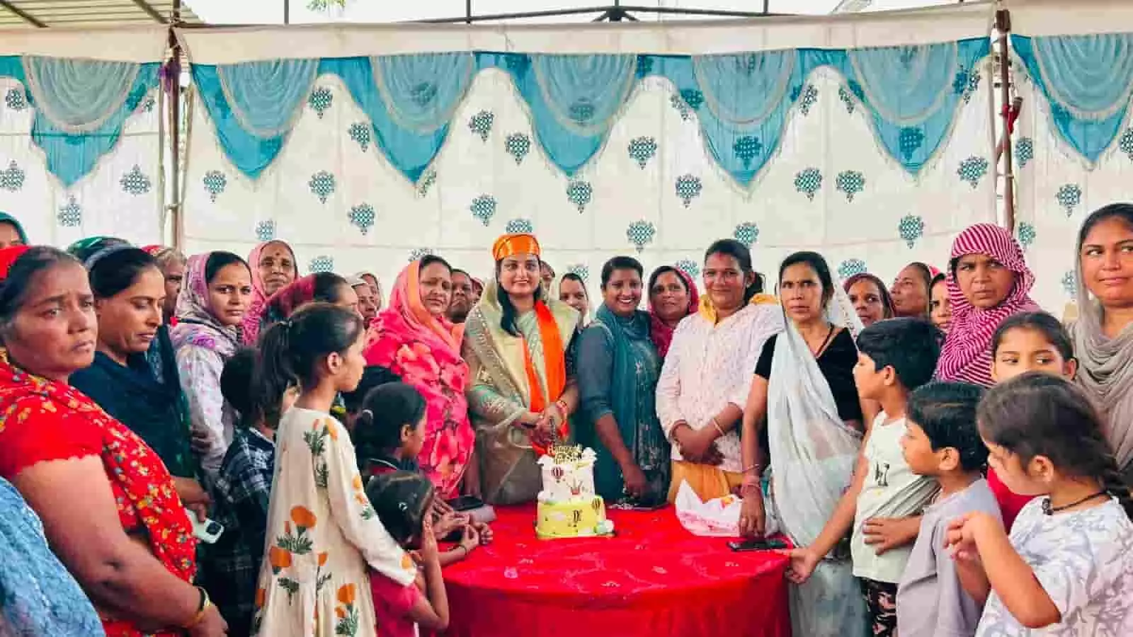 मंदिर परिसर में महिलाओं के साथ केक काटकर जन्मदिन मनातीं पूर्व नगरपालिका अध्यक्ष रंजना लाड़। मंदिर परिसर में महिलाओं के साथ केक काटकर जन्मदिन मनातीं पूर्व नगरपालिका अध्यक्ष रंजना लाड़।