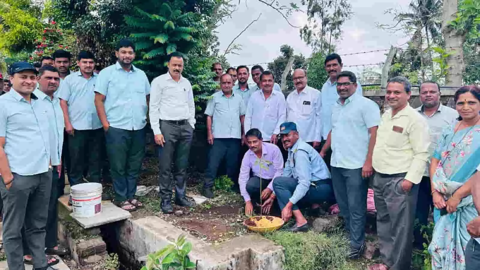 बोरवडे दूध शीतकरण केंद्र में पौधा लगाते और वृक्षारोपण कार्यक्रम में उपस्थित लोग। बोरवडे दूध शीतकरण केंद्र में पौधा लगाते और वृक्षारोपण कार्यक्रम में उपस्थित लोग।