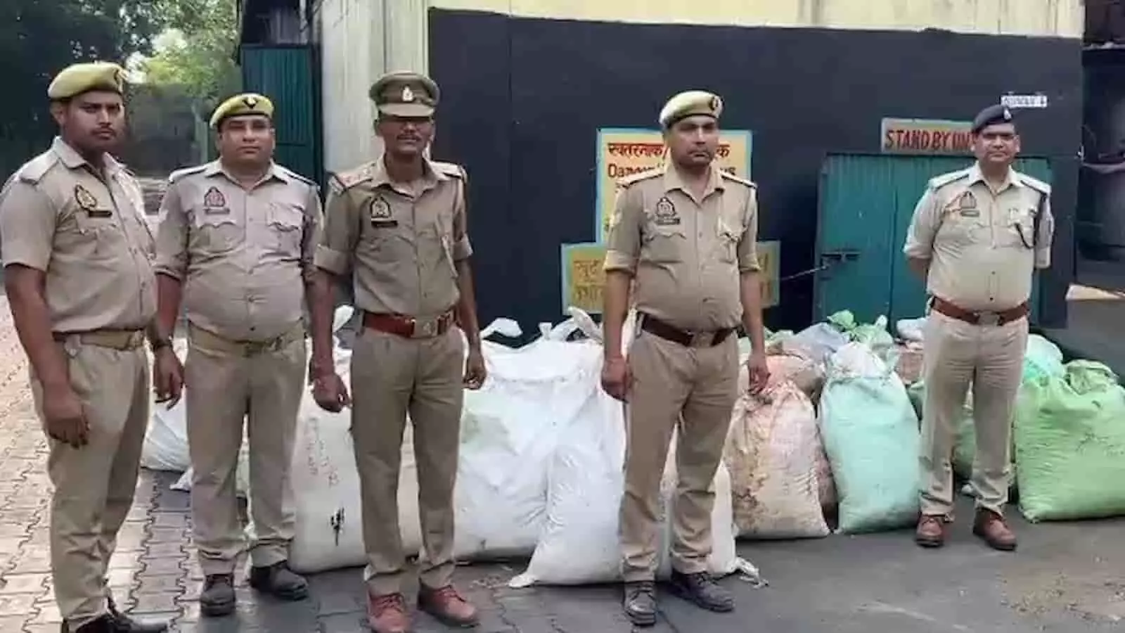 तस्वीर में एटा पुलिस के जवान जब्त किए गए अवैध गांजे के बोरों के साथ खड़े दिख रहे हैं। तस्वीर में एटा पुलिस के जवान जब्त किए गए अवैध गांजे के बोरों के साथ खड़े दिख रहे हैं।