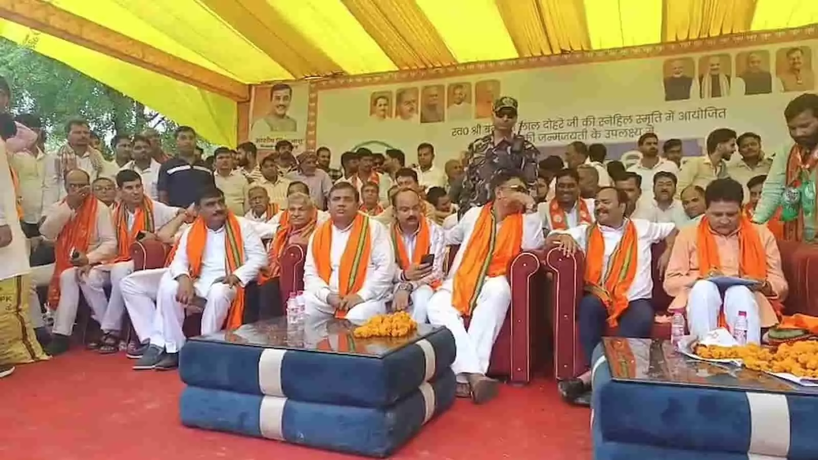 कन्नौज में आयोजित कार्यक्रम के मंच पर बैठे अतिथि और भाजपा नेता। कन्नौज में आयोजित कार्यक्रम के मंच पर बैठे अतिथि और भाजपा नेता।