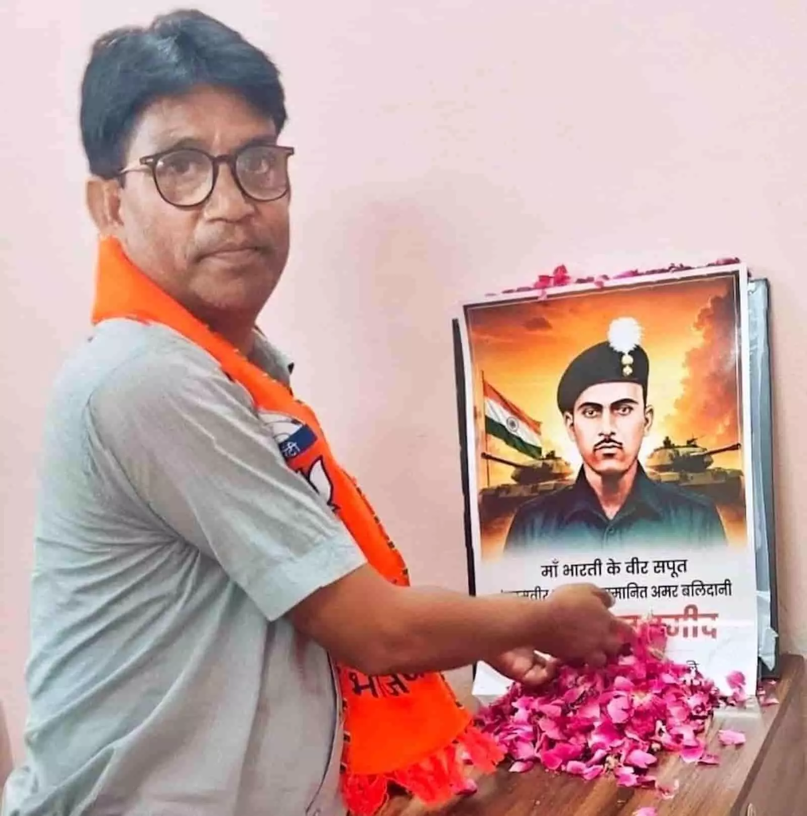 एक व्यक्ति परमवीर अब्दुल हमीद के चित्र पर पुष्प अर्पित कर रहा है। एक व्यक्ति परमवीर अब्दुल हमीद के चित्र पर पुष्प अर्पित कर रहा है।