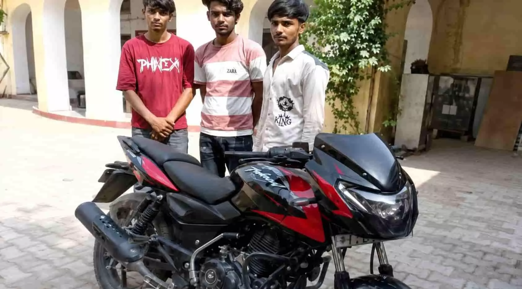सवाई माधोपुर पुलिस द्वारा गिरफ्तार तीन व्यक्ति मोटरसाइकिल के साथ खड़े दिखाई दे रहे हैं। सवाई माधोपुर पुलिस द्वारा गिरफ्तार तीन व्यक्ति मोटरसाइकिल के साथ खड़े दिखाई दे रहे हैं।
