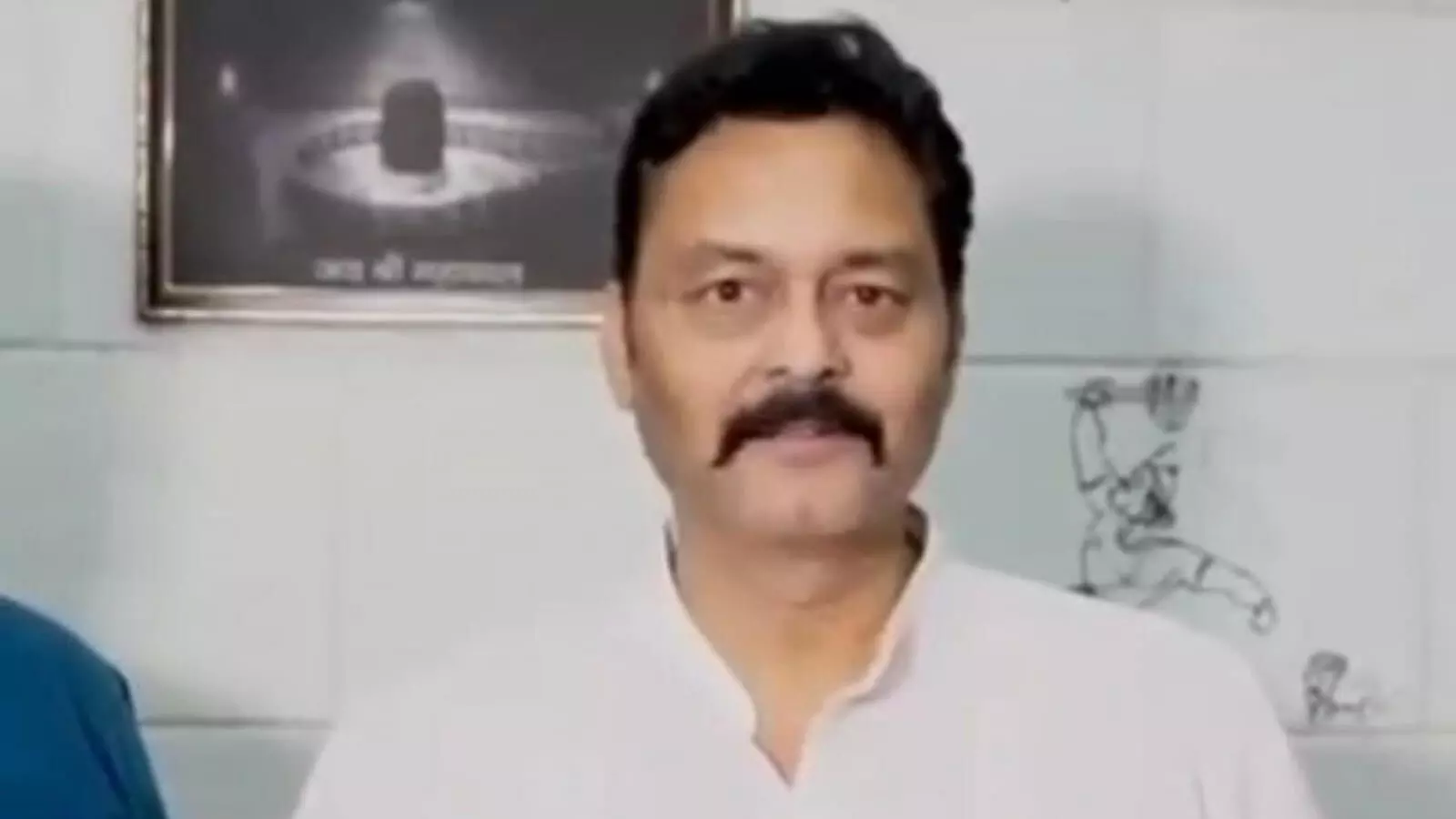 तस्वीर में दिख रहे संजय सत्येंद्र पाठक सफेद कुर्ता पहने सीधे देख रहे हैं।