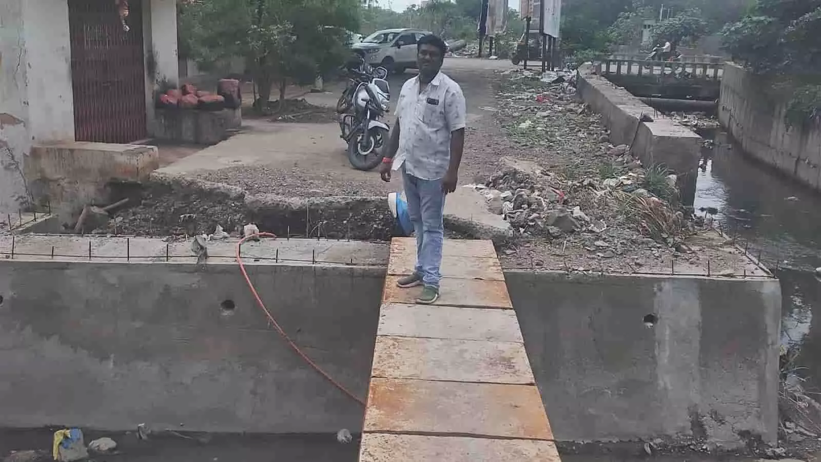 राष्ट्रवादी कांग्रेस पार्टी के पदाधिकारी जालना में पुल की दुर्दशा पर विरोध दर्ज करा रहे हैं। राष्ट्रवादी कांग्रेस पार्टी के पदाधिकारी जालना में पुल की दुर्दशा पर विरोध दर्ज करा रहे हैं।