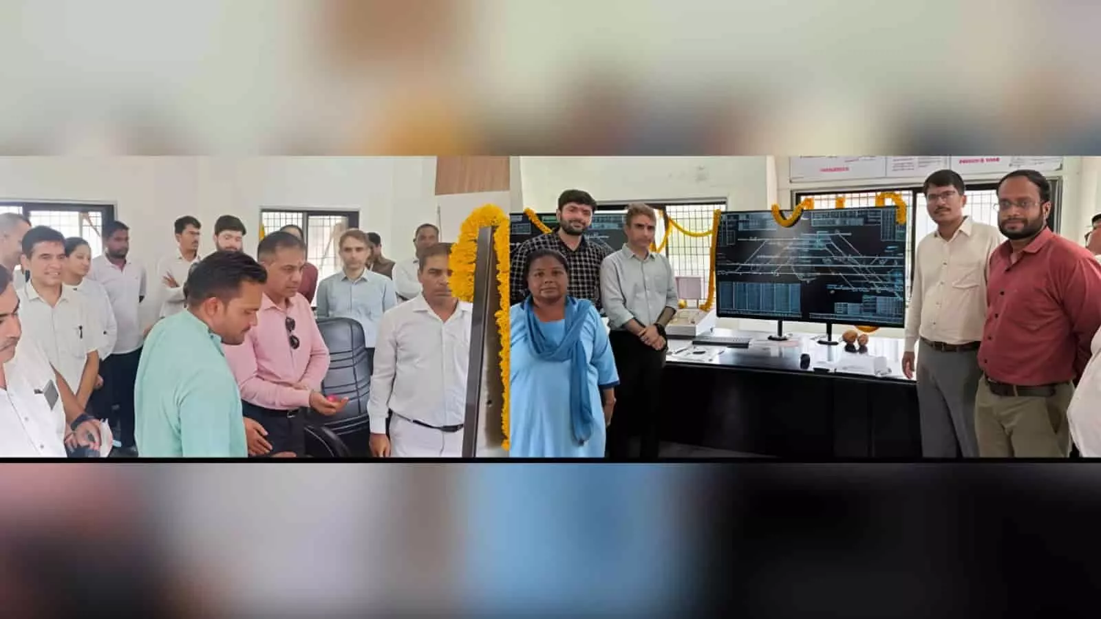 रेलवे अधिकारी और कर्मचारी वडोदरा स्टेशन के नए नियंत्रण कक्ष में डिजिटल स्क्रीन का निरीक्षण करते हुए। रेलवे अधिकारी और कर्मचारी वडोदरा स्टेशन के नए नियंत्रण कक्ष में डिजिटल स्क्रीन का निरीक्षण करते हुए।