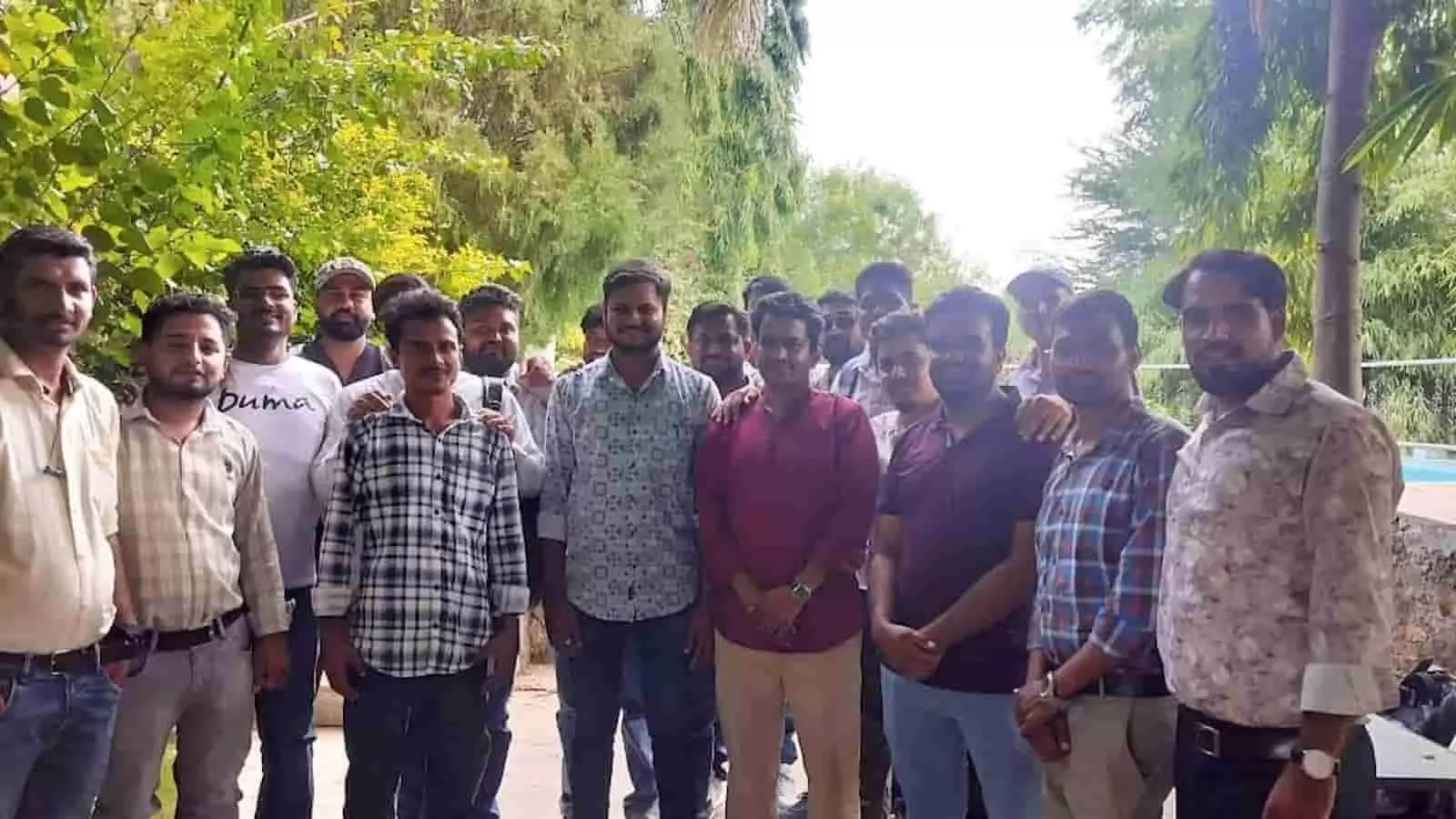 झाड़ोल के राज हिल्स रिसोर्ट में सामुदायिक स्वास्थ्य अधिकारी समूह में खड़े हैं।