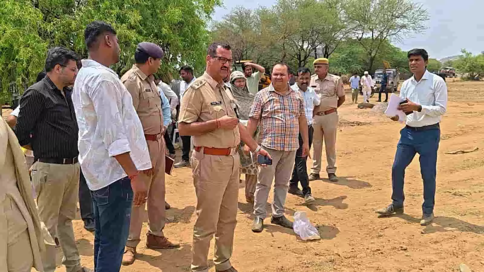 देवमाली में कार्यक्रम स्थल का निरीक्षण करते पुलिस और प्रशासनिक अधिकारी मौजूद हैं। देवमाली में कार्यक्रम स्थल का निरीक्षण करते पुलिस और प्रशासनिक अधिकारी मौजूद हैं।
