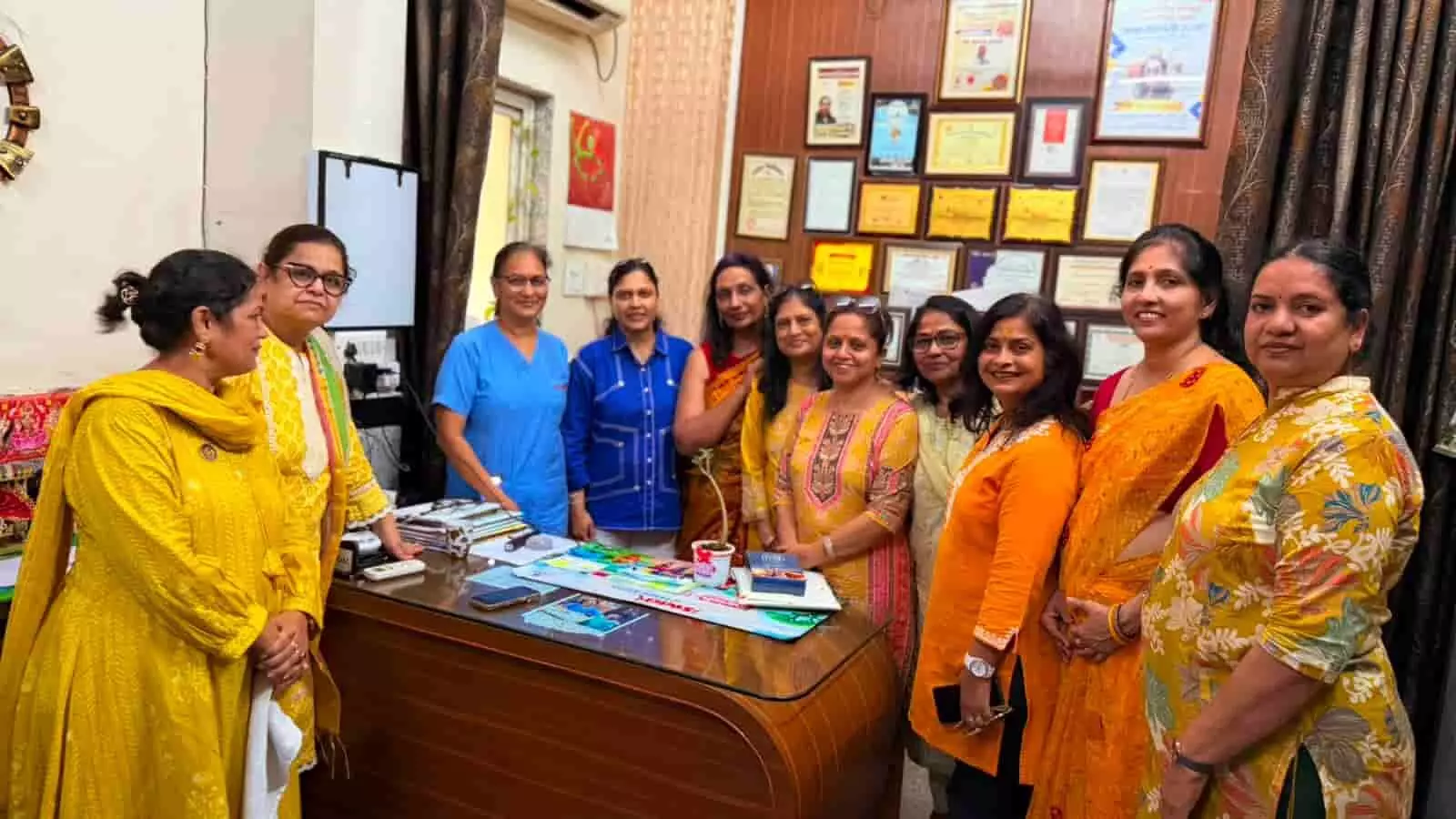 रोटरी क्लब पद्मिनी की सदस्याएं कोटा के अस्पताल में चिकित्सकों के साथ खड़ी हैं। रोटरी क्लब पद्मिनी की सदस्याएं कोटा के अस्पताल में चिकित्सकों के साथ खड़ी हैं।