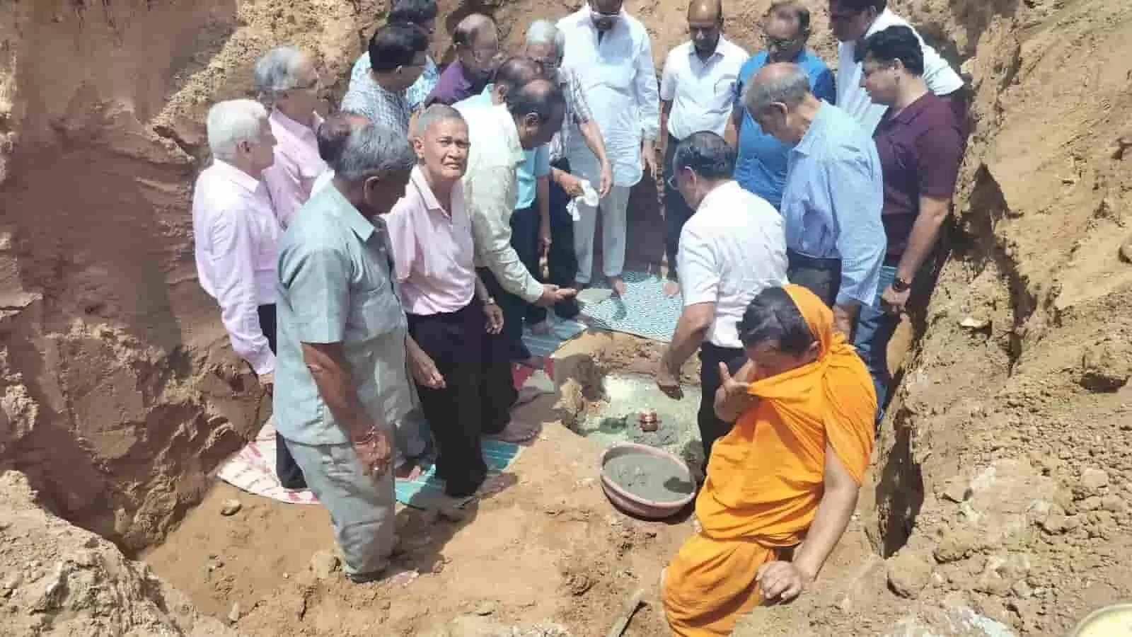 तस्वीर में महावीर नगर जैन मंदिर में भूमि पूजन के लिए गड्ढे के पास खड़े लोग। तस्वीर में महावीर नगर जैन मंदिर में भूमि पूजन के लिए गड्ढे के पास खड़े लोग।