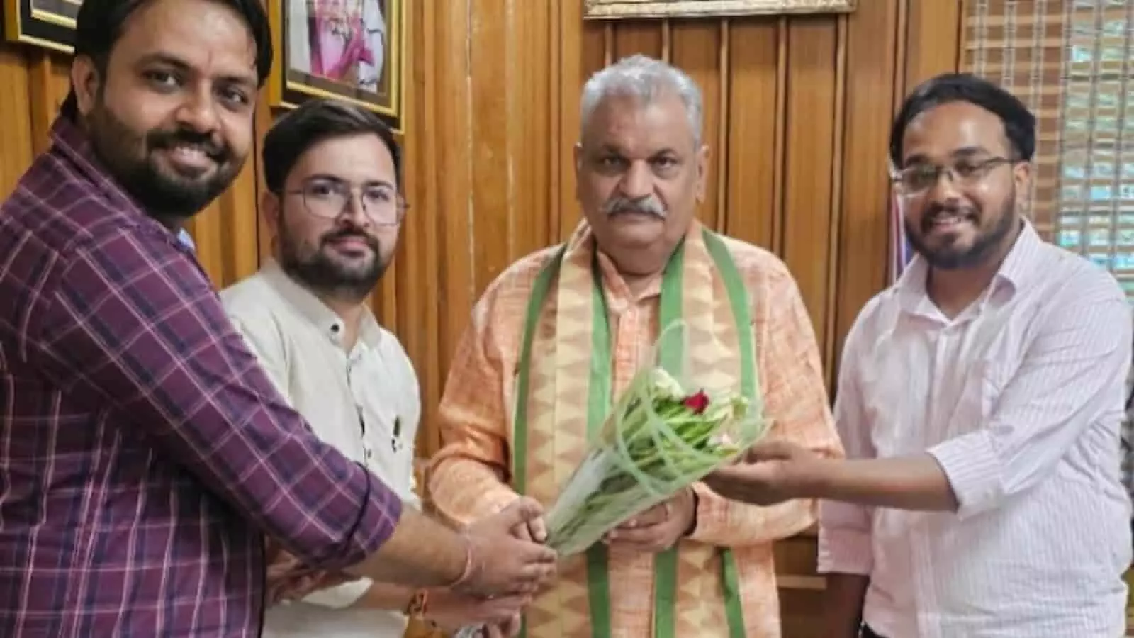 कोटा विश्वविद्यालय में कुलगुरु को पुष्पगुच्छ भेंट करते हुए विभाग के सदस्य।