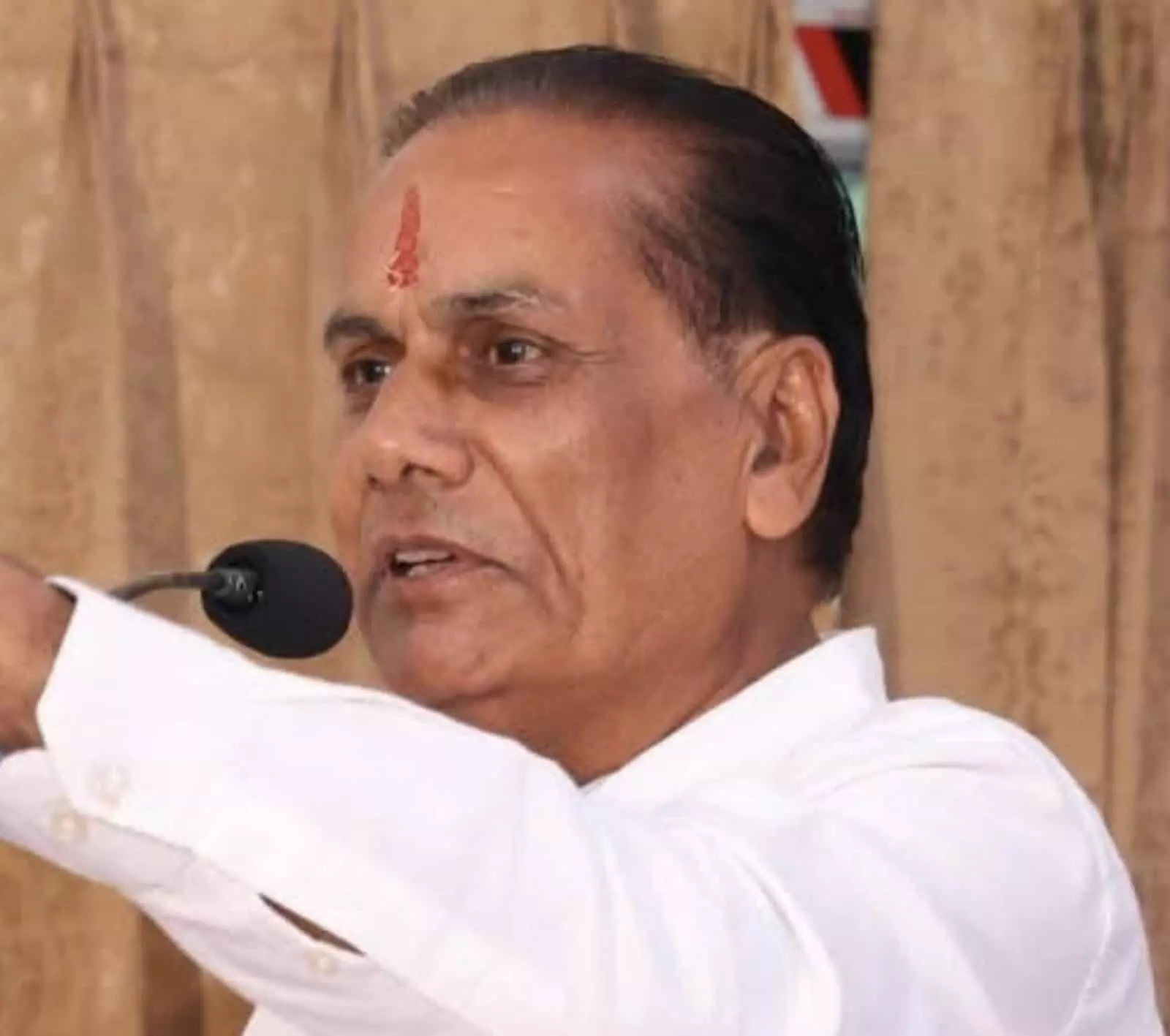 तस्वीर में बैंक अध्यक्ष हरगोविन्द जैन माइक के सामने संबोधन देते हुए दिख रहे हैं।