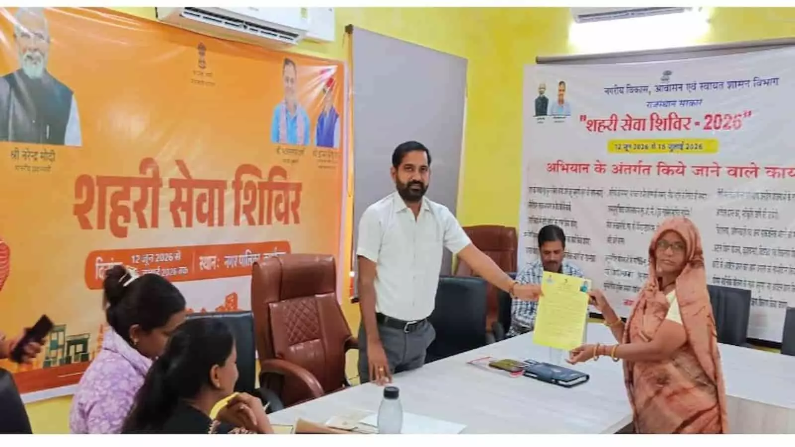मनोहरपुर शहरी सेवा शिविर: धन्नी देवी को मिला वर्षों से लंबित पट्टा