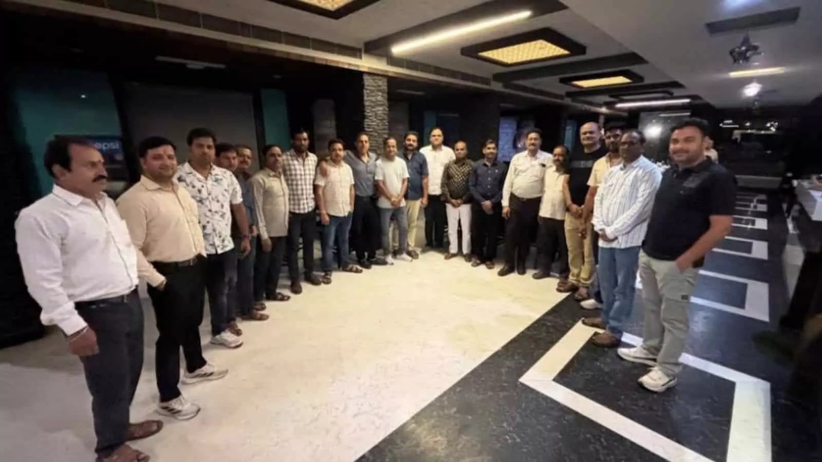 श्री सराफा संस्थान के सदस्य बारां में आयोजित बैठक के दौरान खड़े हैं।