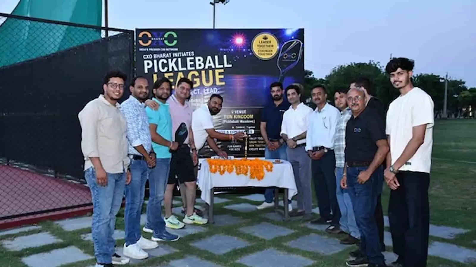 तस्वीर में जयपुर के खेल मैदान में आयोजित सीएक्सओ पिकलबॉल लीग के दौरान मंच पर खड़े प्रतिभागी दिख रहे हैं। तस्वीर में जयपुर के खेल मैदान में आयोजित सीएक्सओ पिकलबॉल लीग के दौरान मंच पर खड़े प्रतिभागी दिख रहे हैं।