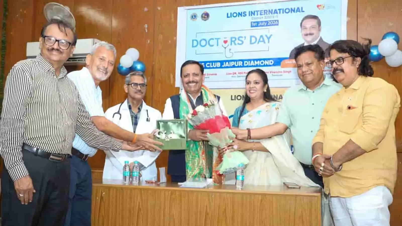 जेके लोन हॉस्पिटल ऑडिटोरियम के मंच पर अतिथि को सम्मानित करते लायंस क्लब के सदस्य जेके लोन हॉस्पिटल ऑडिटोरियम के मंच पर अतिथि को सम्मानित करते लायंस क्लब के सदस्य