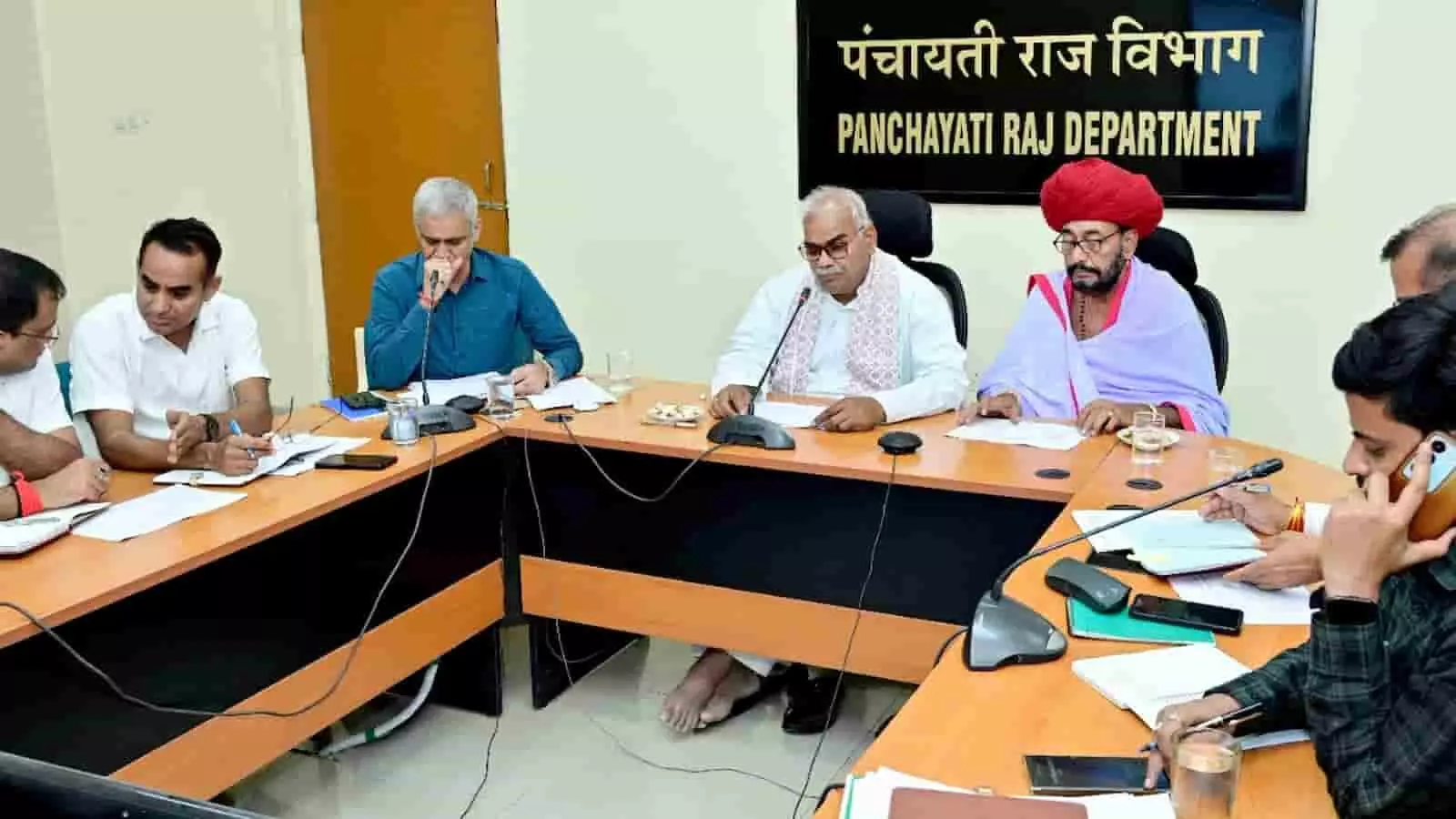 पंचायती राज विभाग की बैठक में अधिकारियों के साथ चर्चा करते मंत्री मदन दिलावर। पंचायती राज विभाग की बैठक में अधिकारियों के साथ चर्चा करते मंत्री मदन दिलावर।