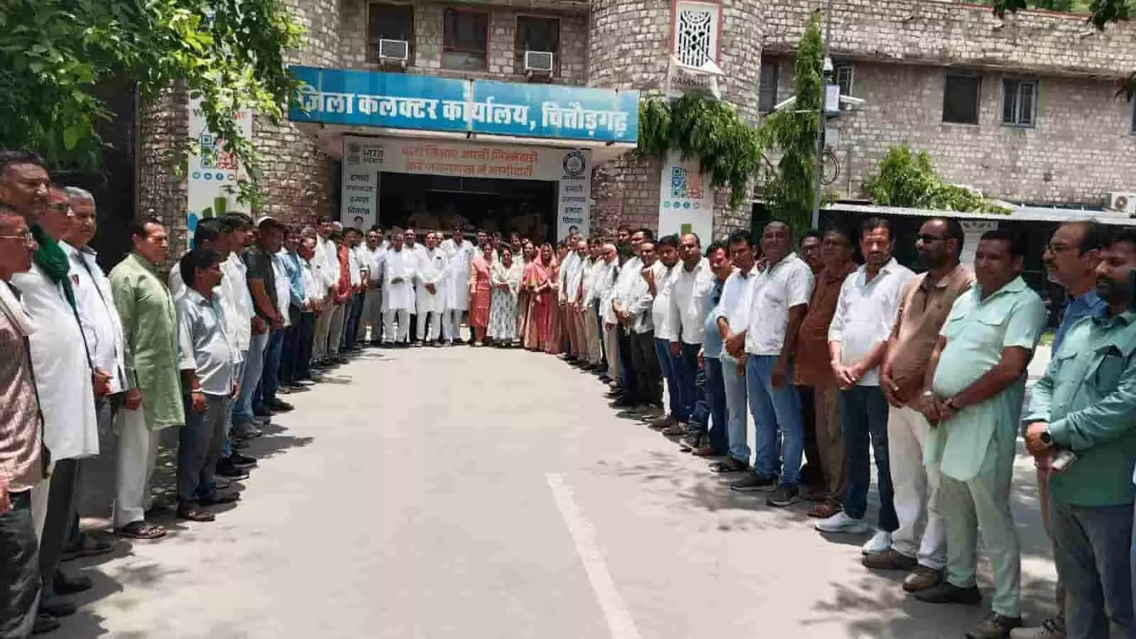 जिला कलेक्टर कार्यालय चित्तौड़गढ़ के बाहर प्रदर्शन करते हुए कांग्रेस नेता और किसान।
