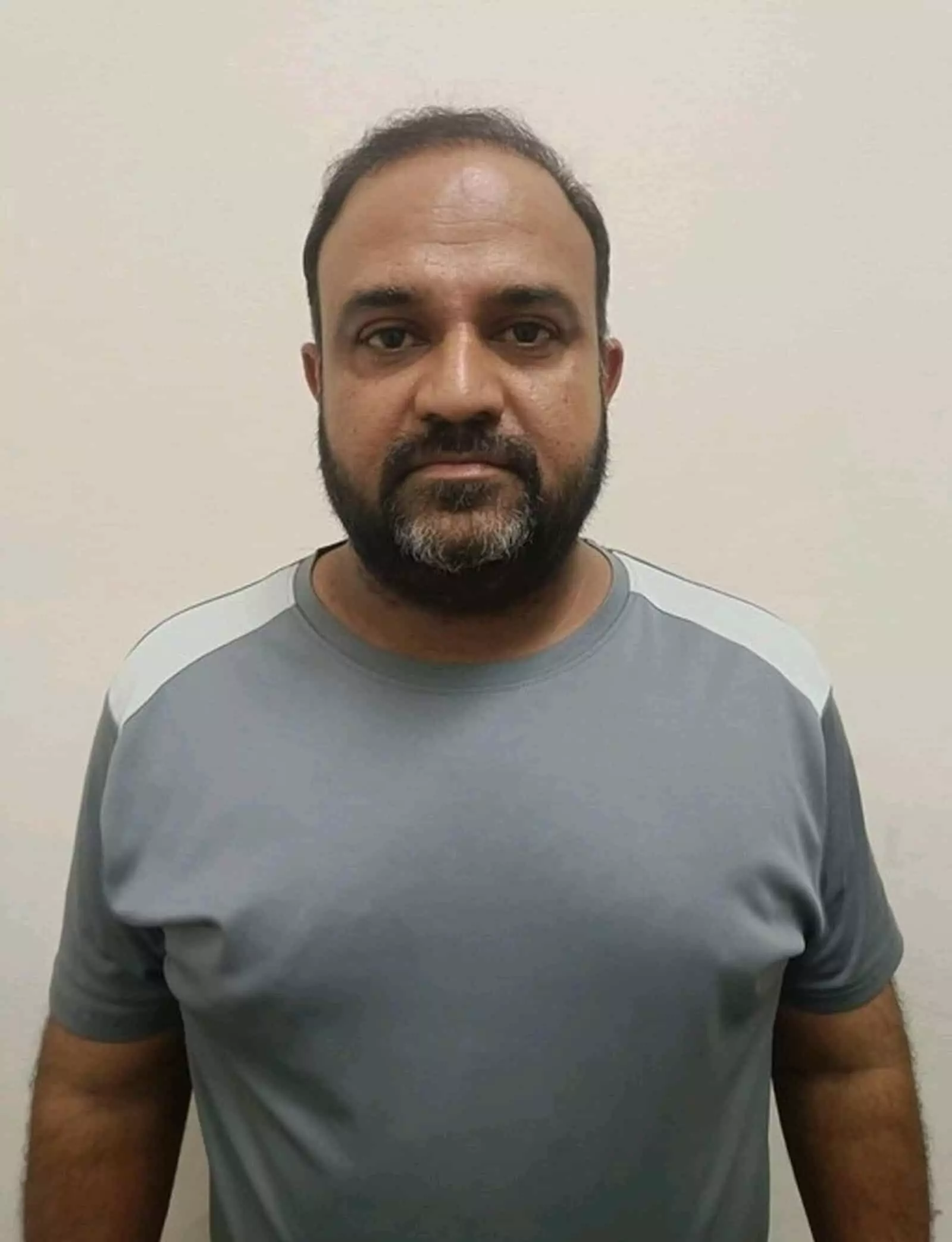 तस्वीर में आईएसआई फंडिंग नेटवर्क का आरोपी रफीक चांद शेख पुलिस हिरासत में दिखाई दे रहा है।