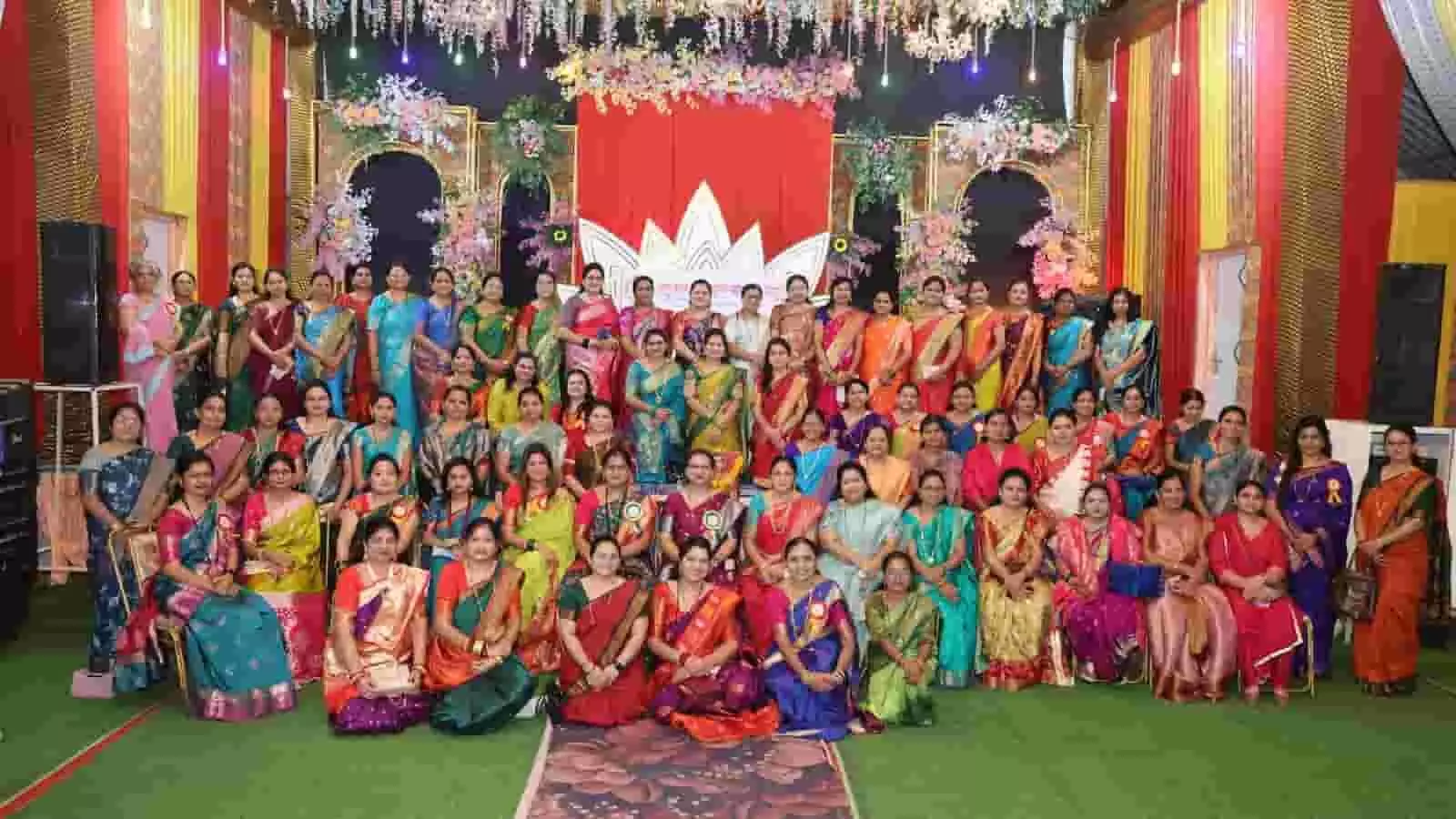 तस्वीर में शिरपुर महिला सम्मेलन के दौरान मंच पर पारंपरिक साड़ियों में सजी अनेक महिलाएं सामूहिक समूह फोटो खिंचवाती हुई। तस्वीर में शिरपुर महिला सम्मेलन के दौरान मंच पर पारंपरिक साड़ियों में सजी अनेक महिलाएं सामूहिक समूह फोटो खिंचवाती हुई।