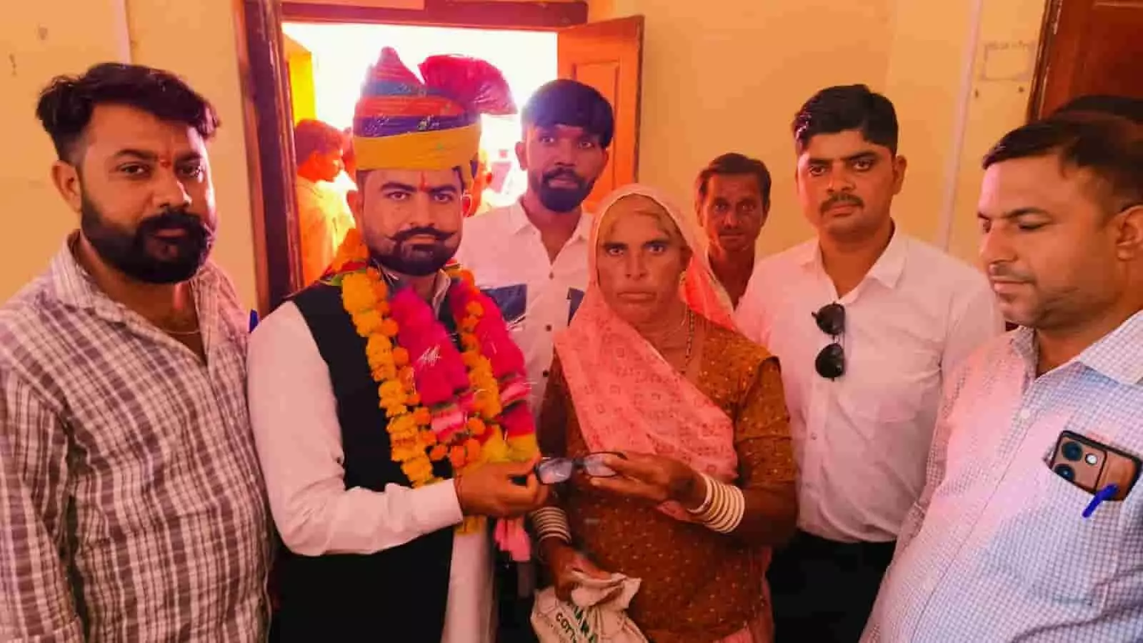 तस्वीर में उप-सरपंच सुनील काठात एक ग्रामीण महिला को चश्मा प्रदान कर रहे हैं। तस्वीर में उप-सरपंच सुनील काठात एक ग्रामीण महिला को चश्मा प्रदान कर रहे हैं।