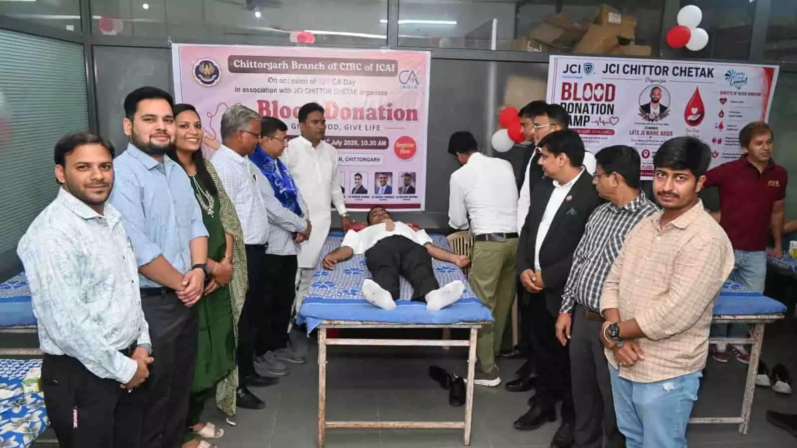 चित्तौड़गढ़ में सीए दिवस पर रक्तदान शिविर में मौजूद चार्टर्ड अकाउंटेंट्स और सदस्य।